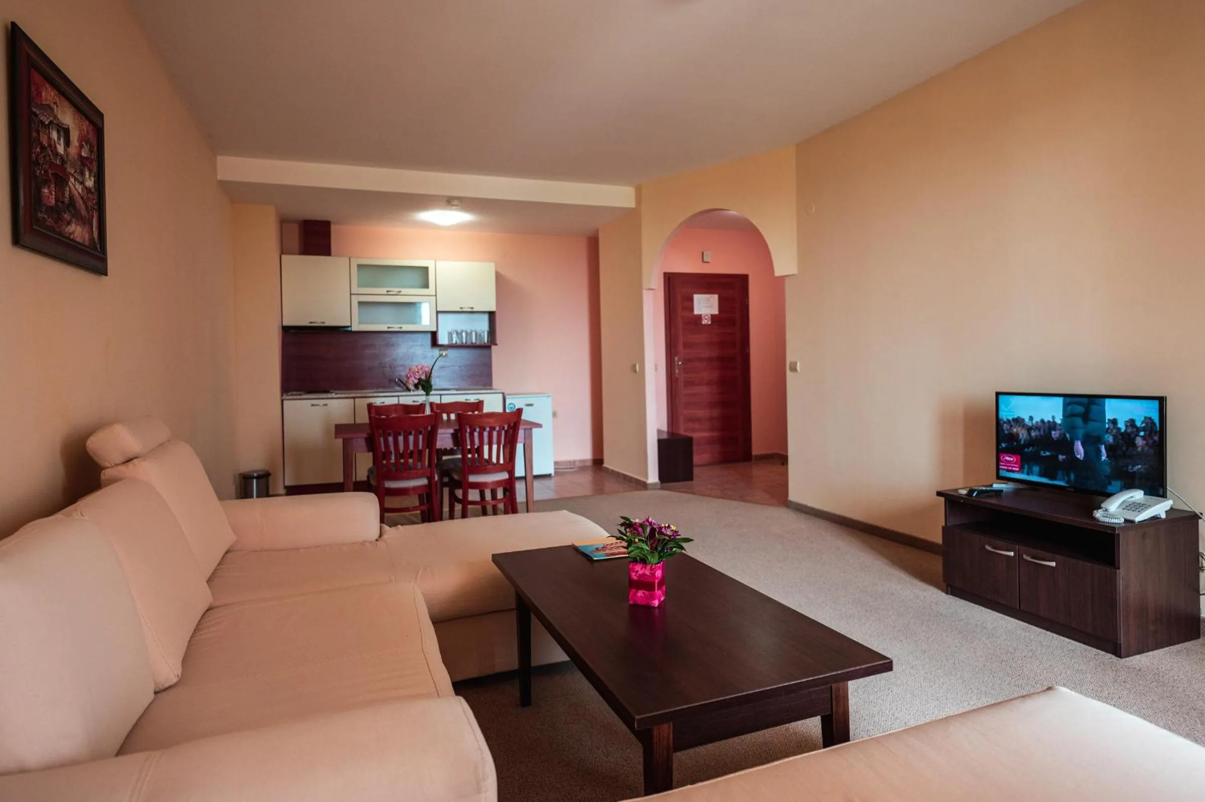 Communal lounge/ TV room in Hotel Paradise Green Park