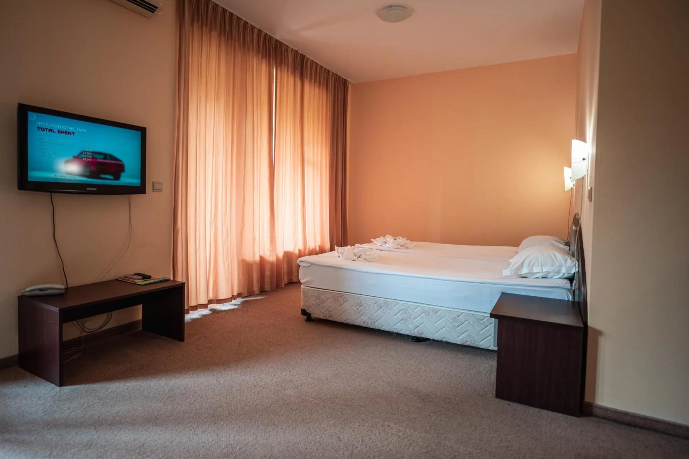 Communal lounge/ TV room, Bed in Hotel Paradise Green Park