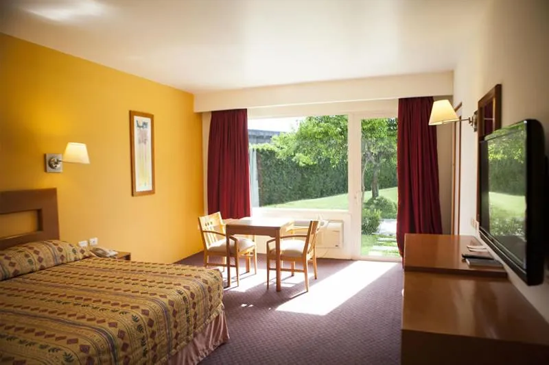 Bed in Hotel Paradise Inn