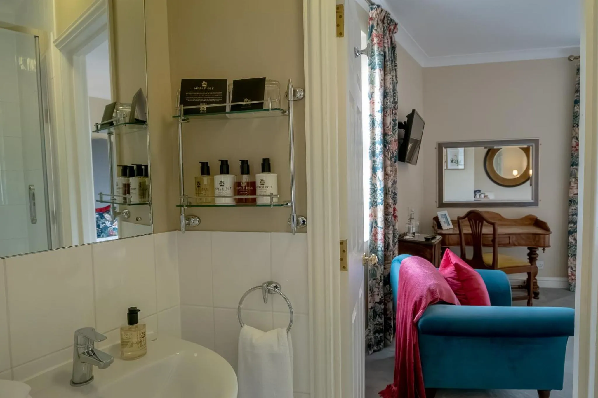 Shower in Leeds Castle Stable Courtyard Bed and Breakfast