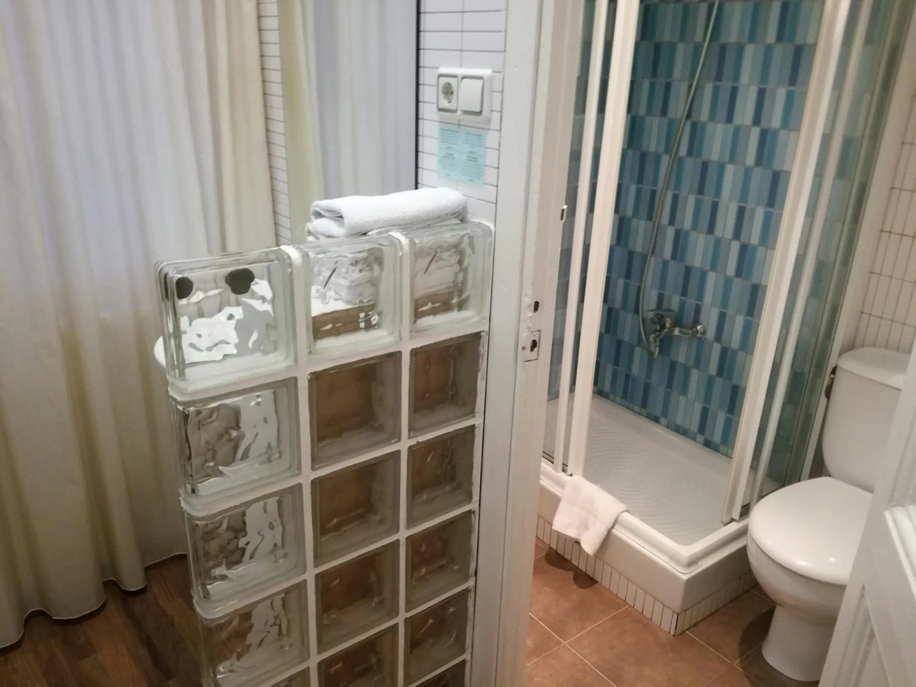 Bathroom in Hostal Lesseps