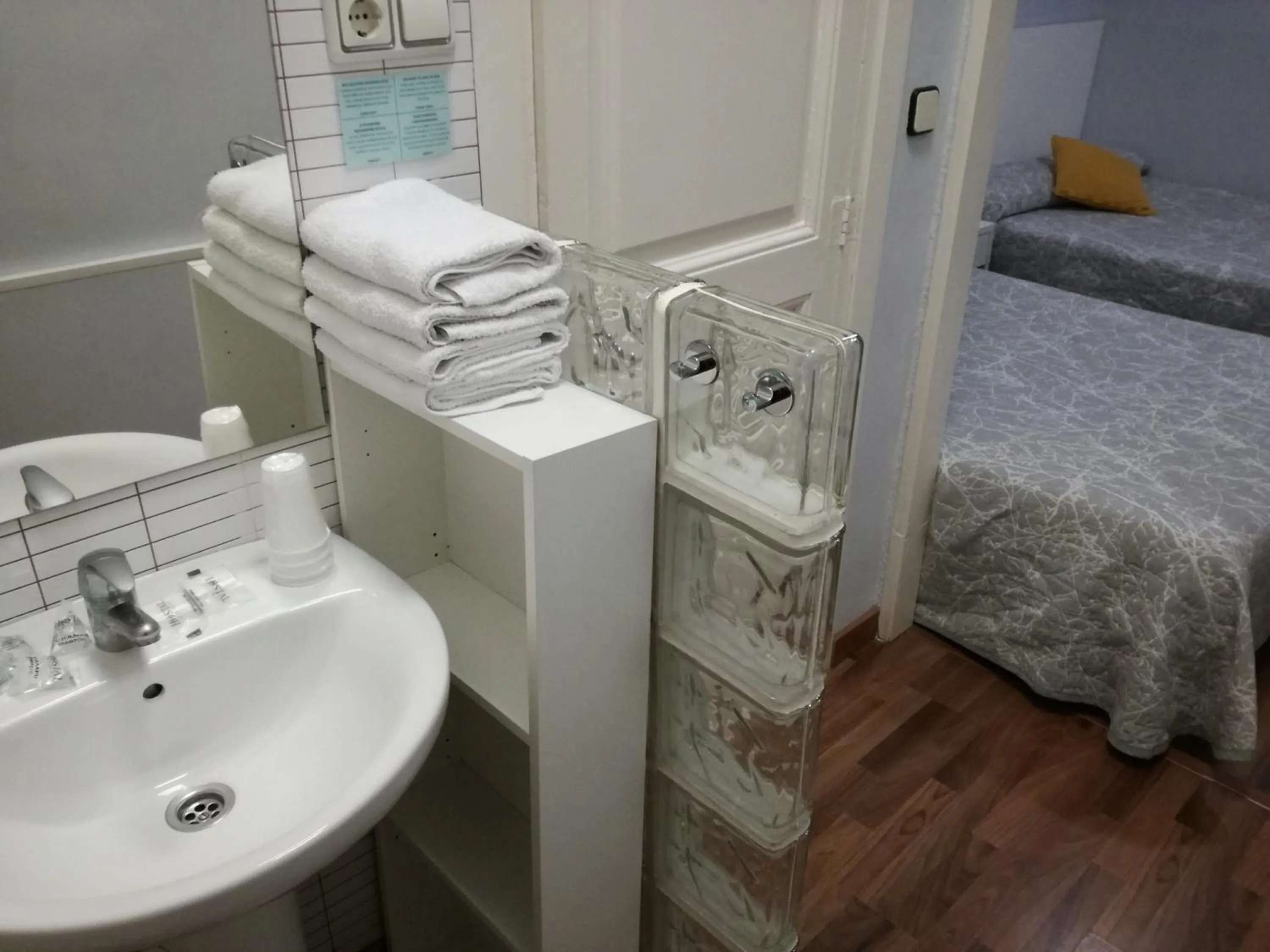 Photo of the whole room, Bed in Hostal Lesseps