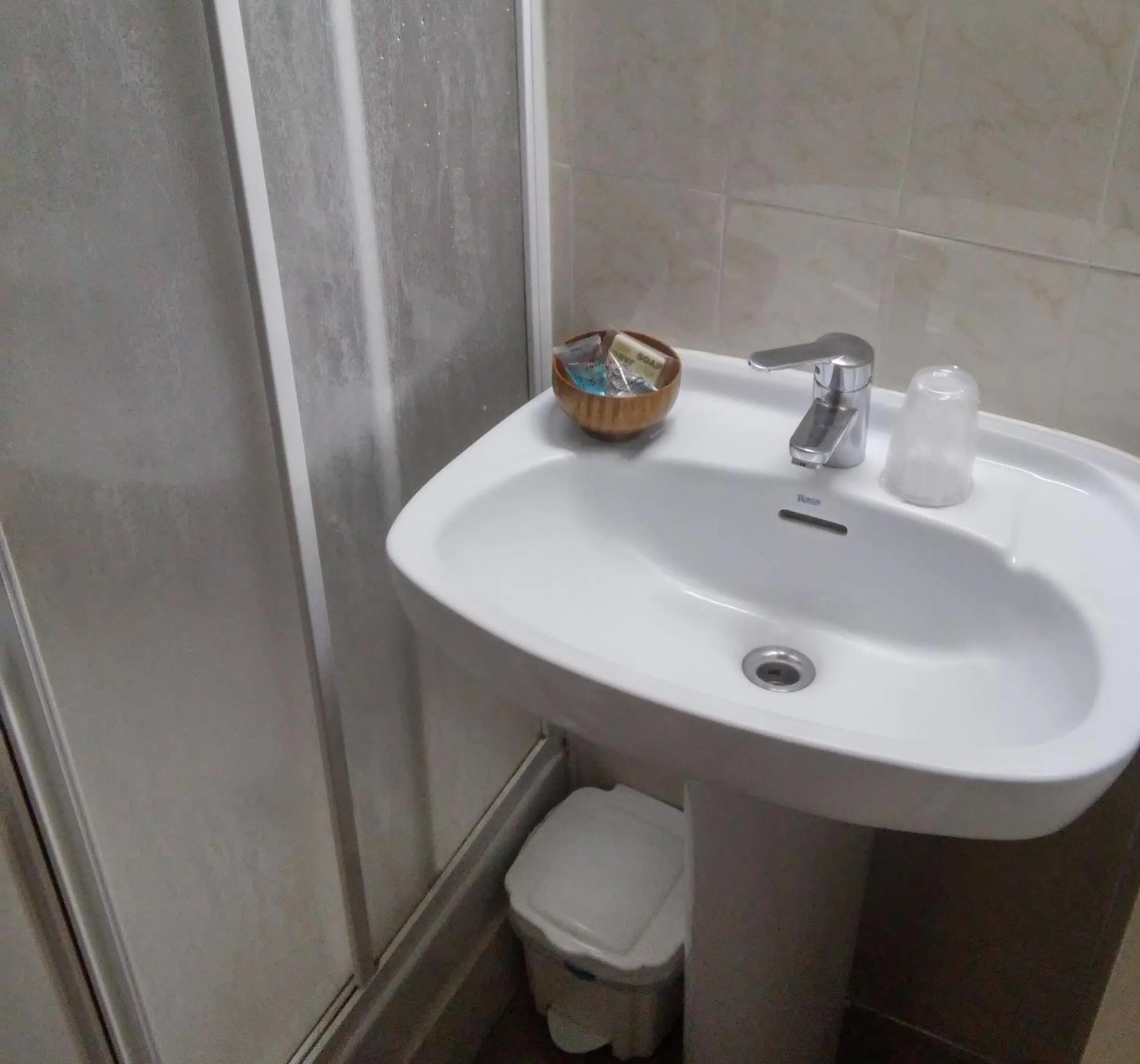 Bathroom in Hostal Lesseps