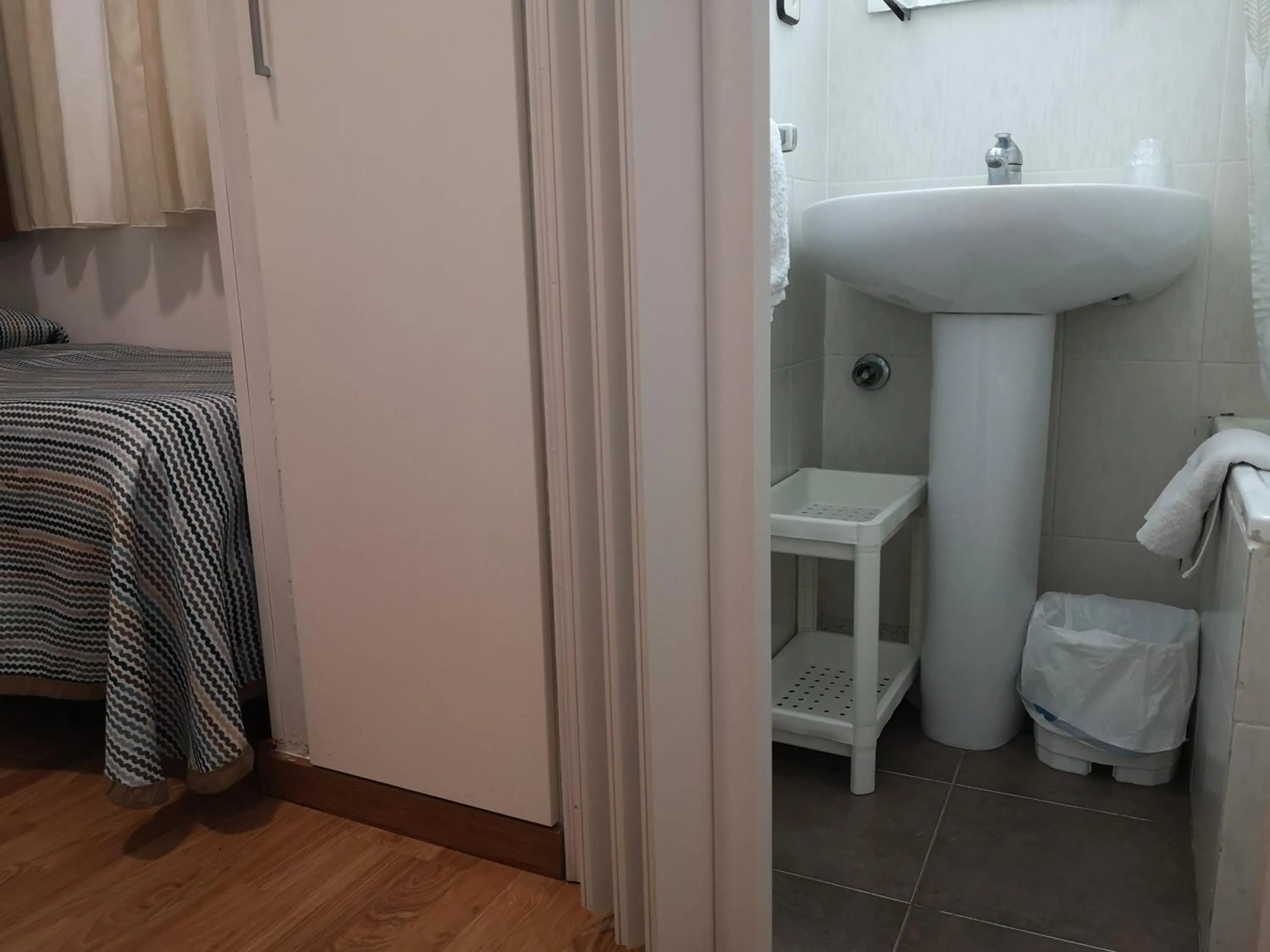 Bathroom, Bed in Hostal Lesseps