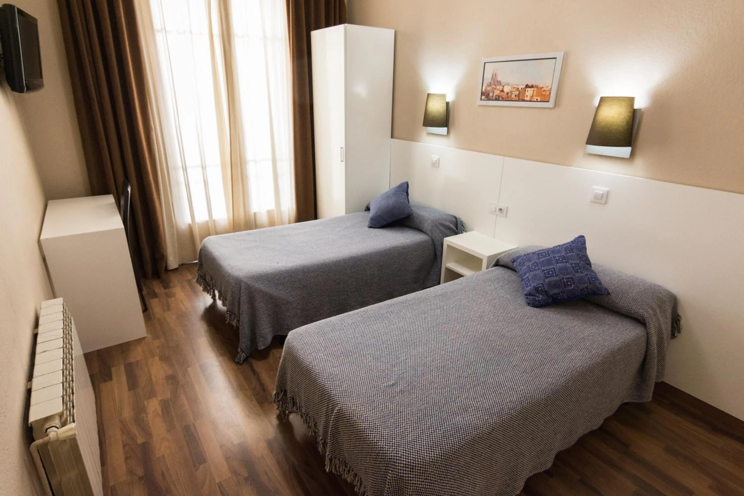 Photo of the whole room, Bed in Hostal Lesseps