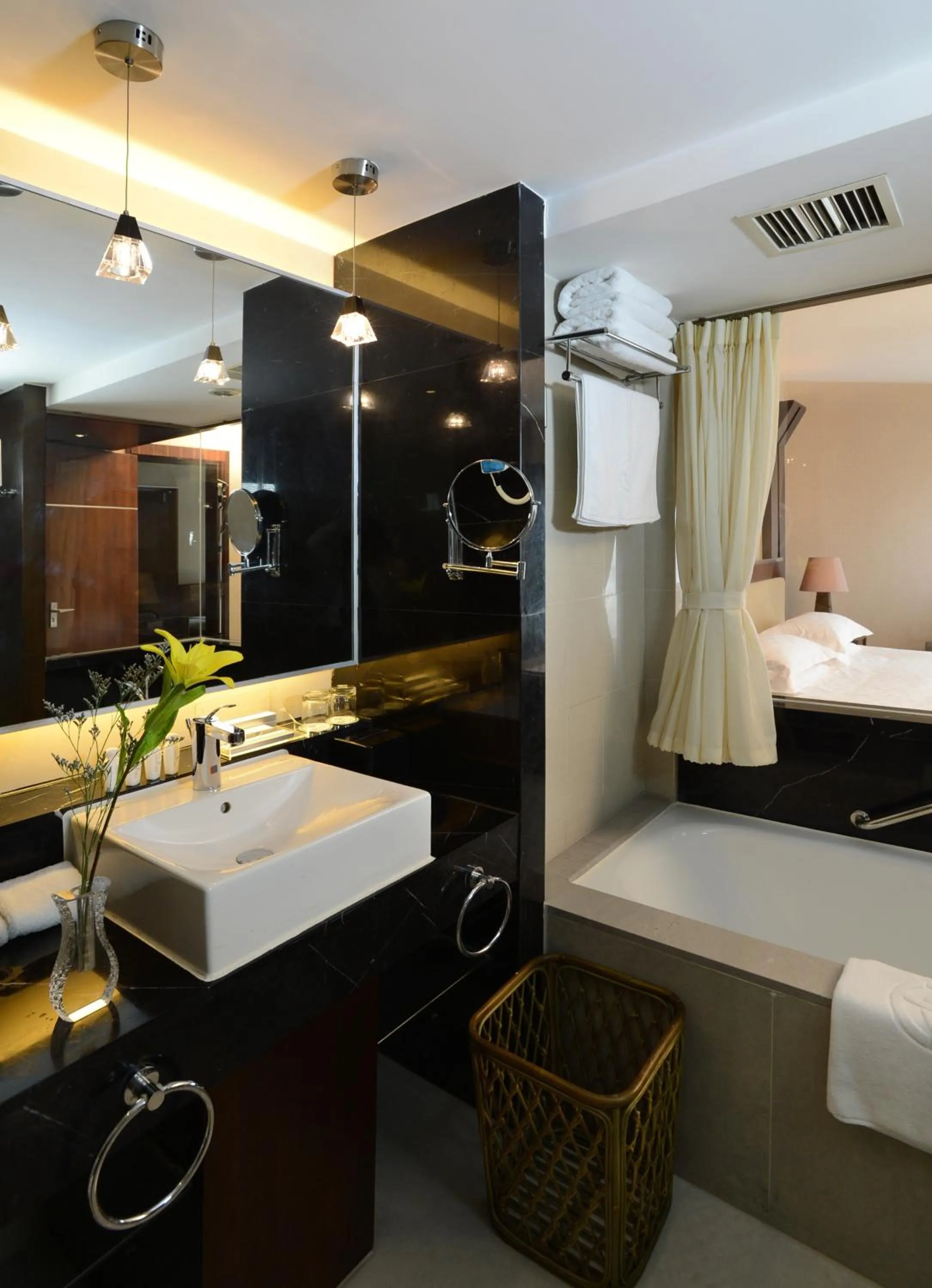 Toilet, Bed in Xiyuan Hotel