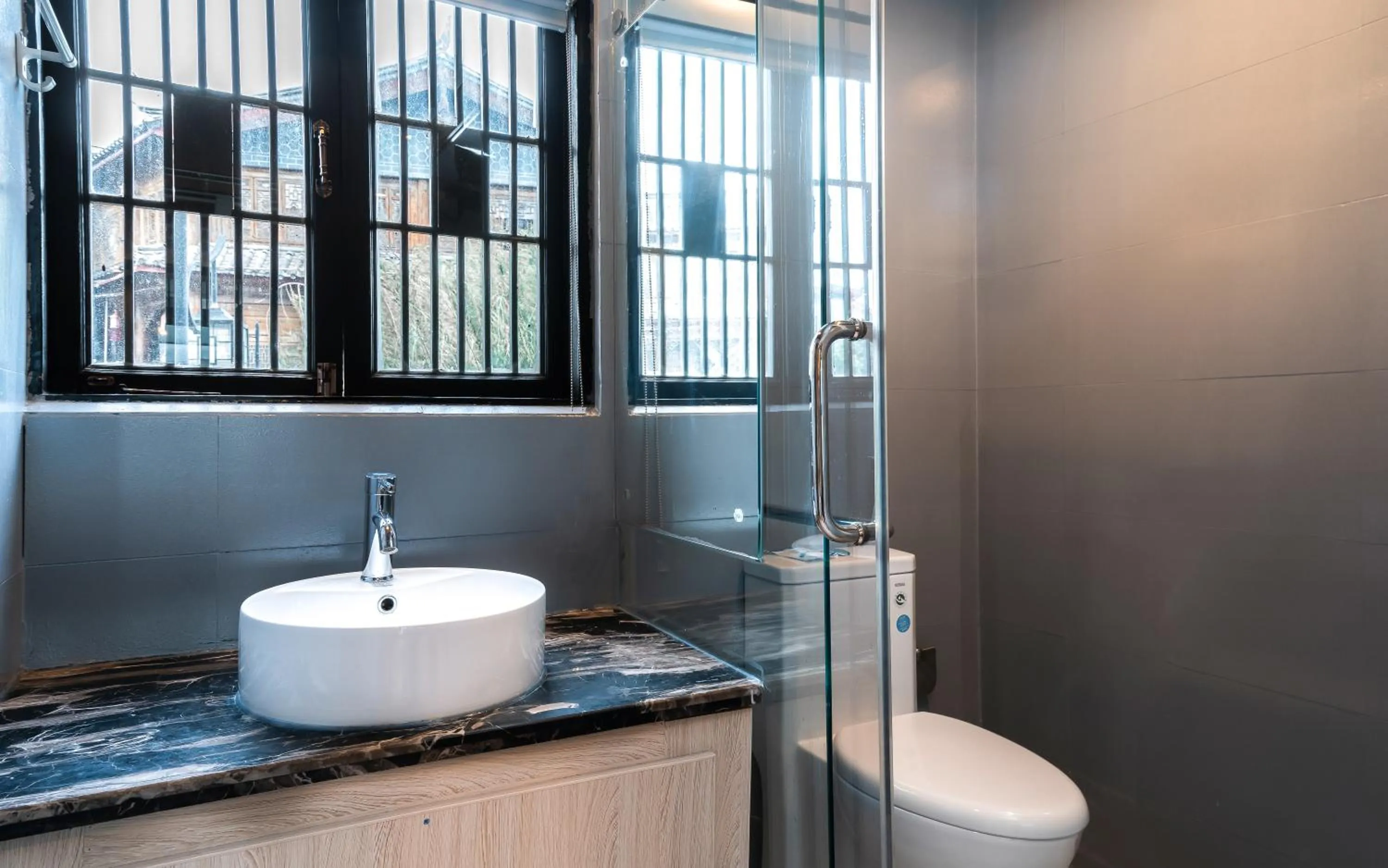 Toilet in Lijiang Gemmer Hotel