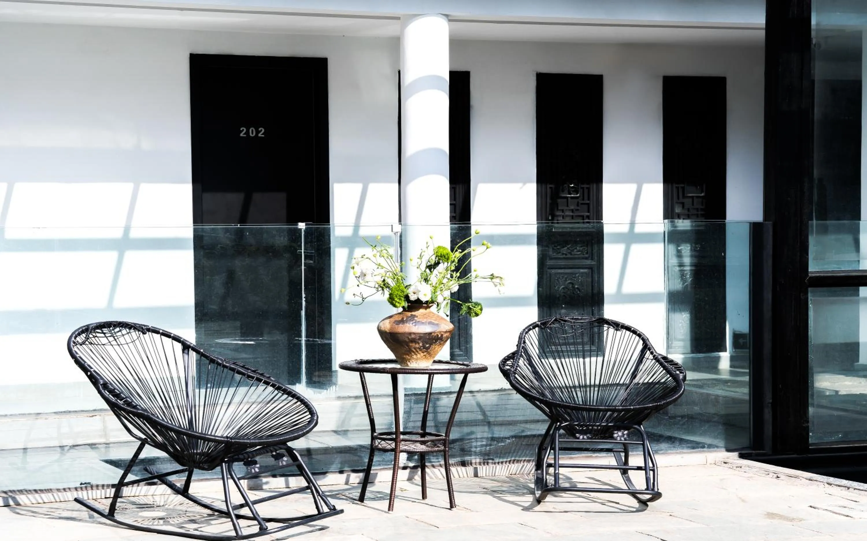 Communal lounge/ TV room in Lijiang Gemmer Hotel