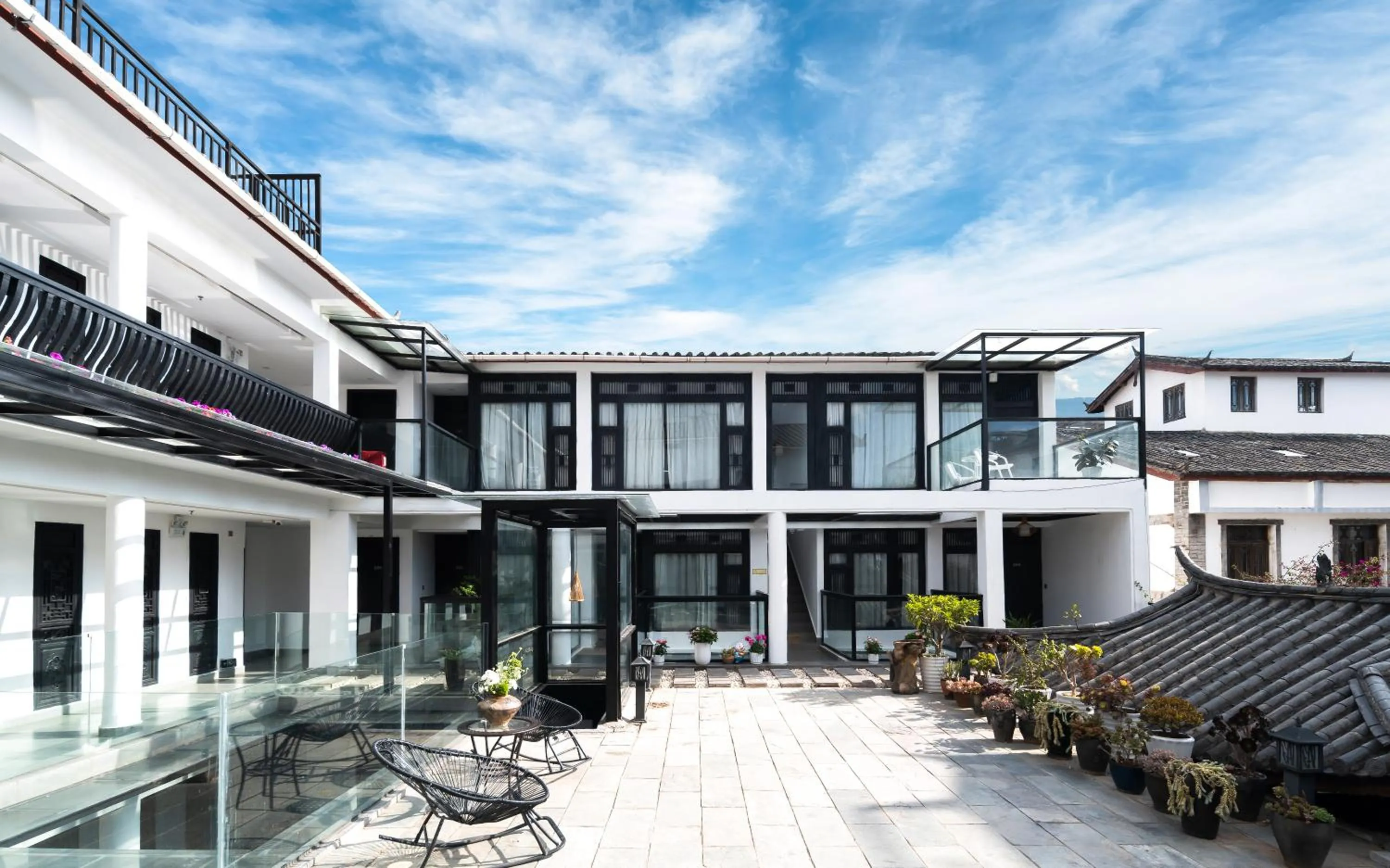 Communal lounge/ TV room in Lijiang Gemmer Hotel