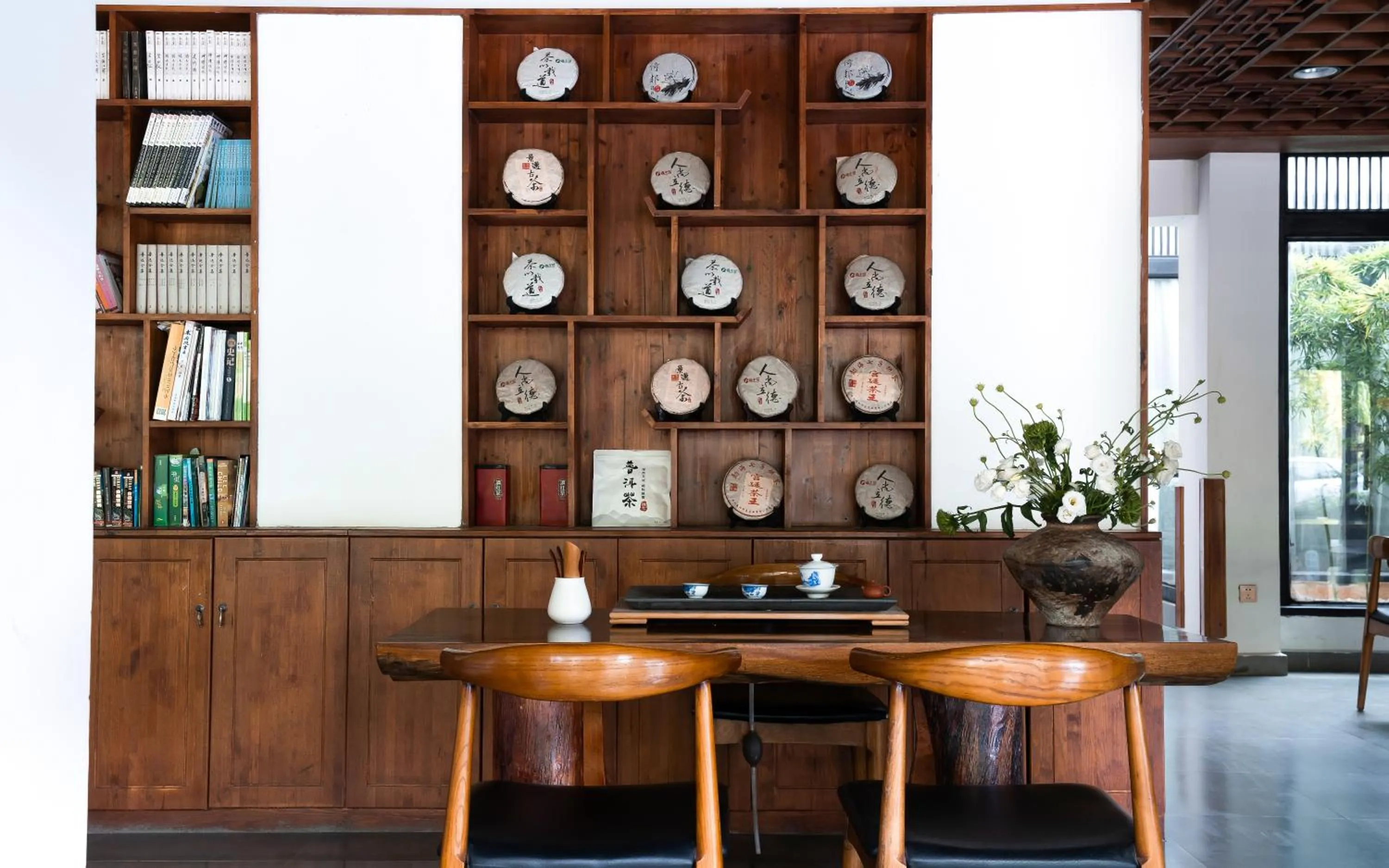 Communal lounge/ TV room in Lijiang Gemmer Hotel
