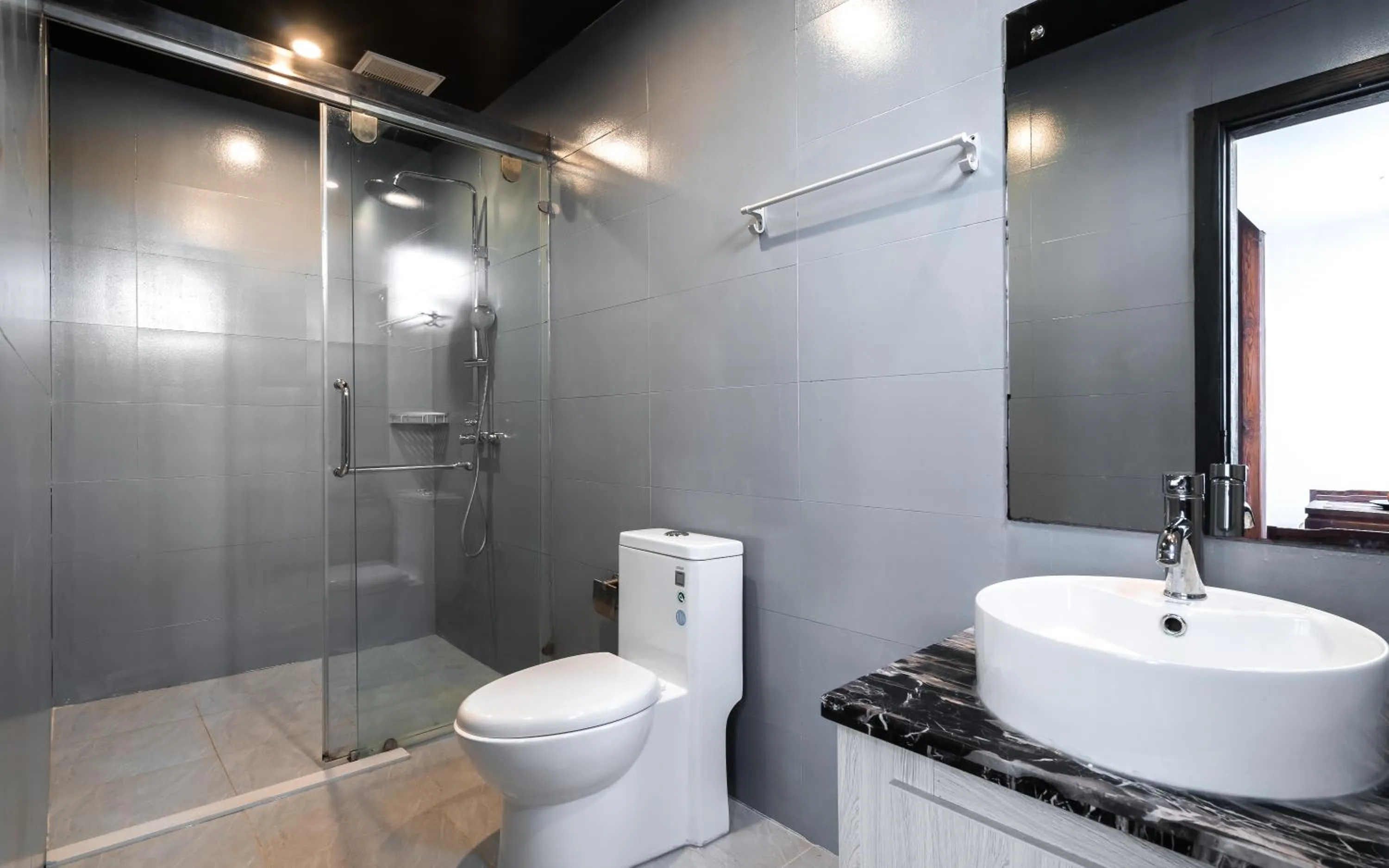 Shower in Lijiang Gemmer Hotel