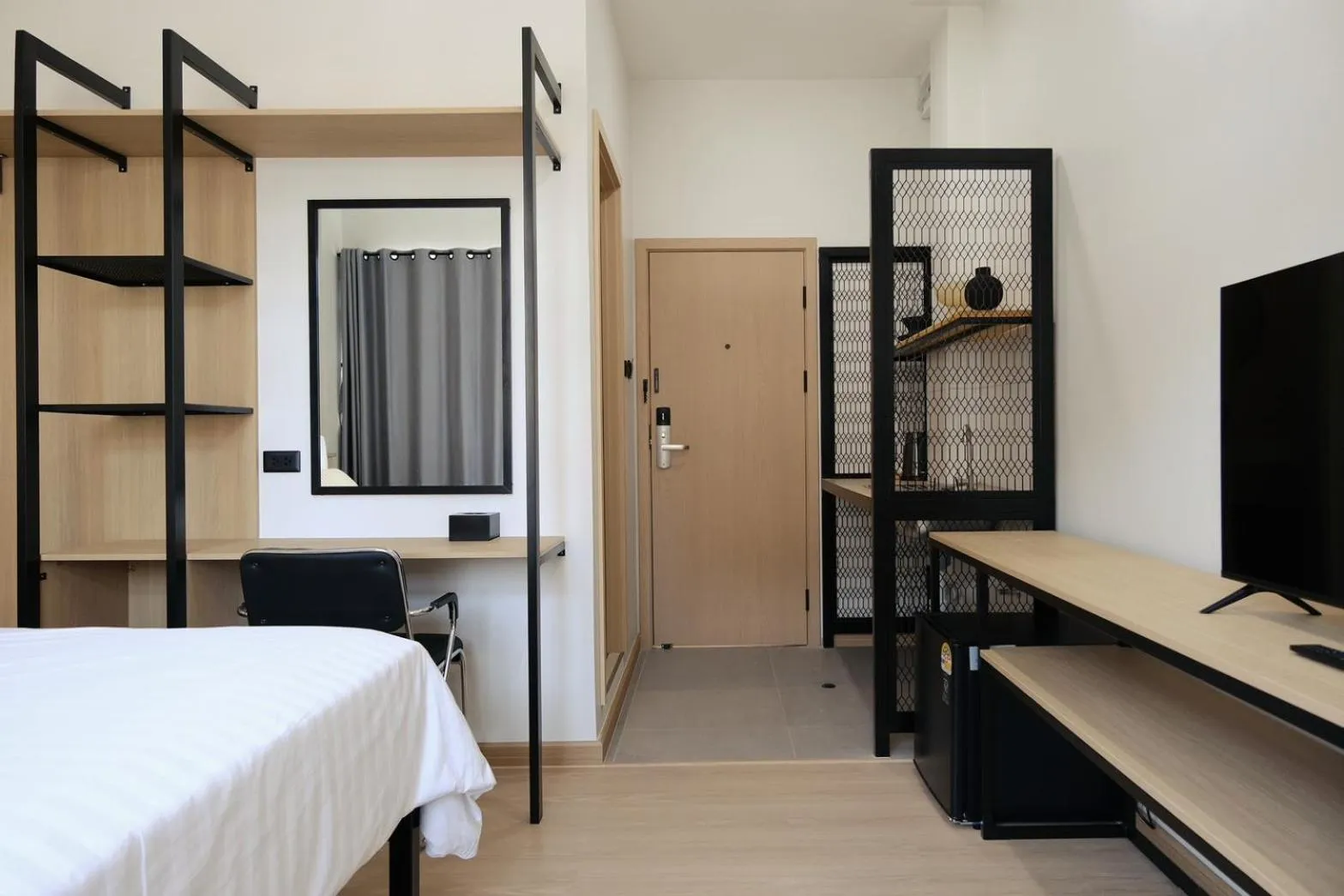 Photo of the whole room, Bed in Baan Noppadol