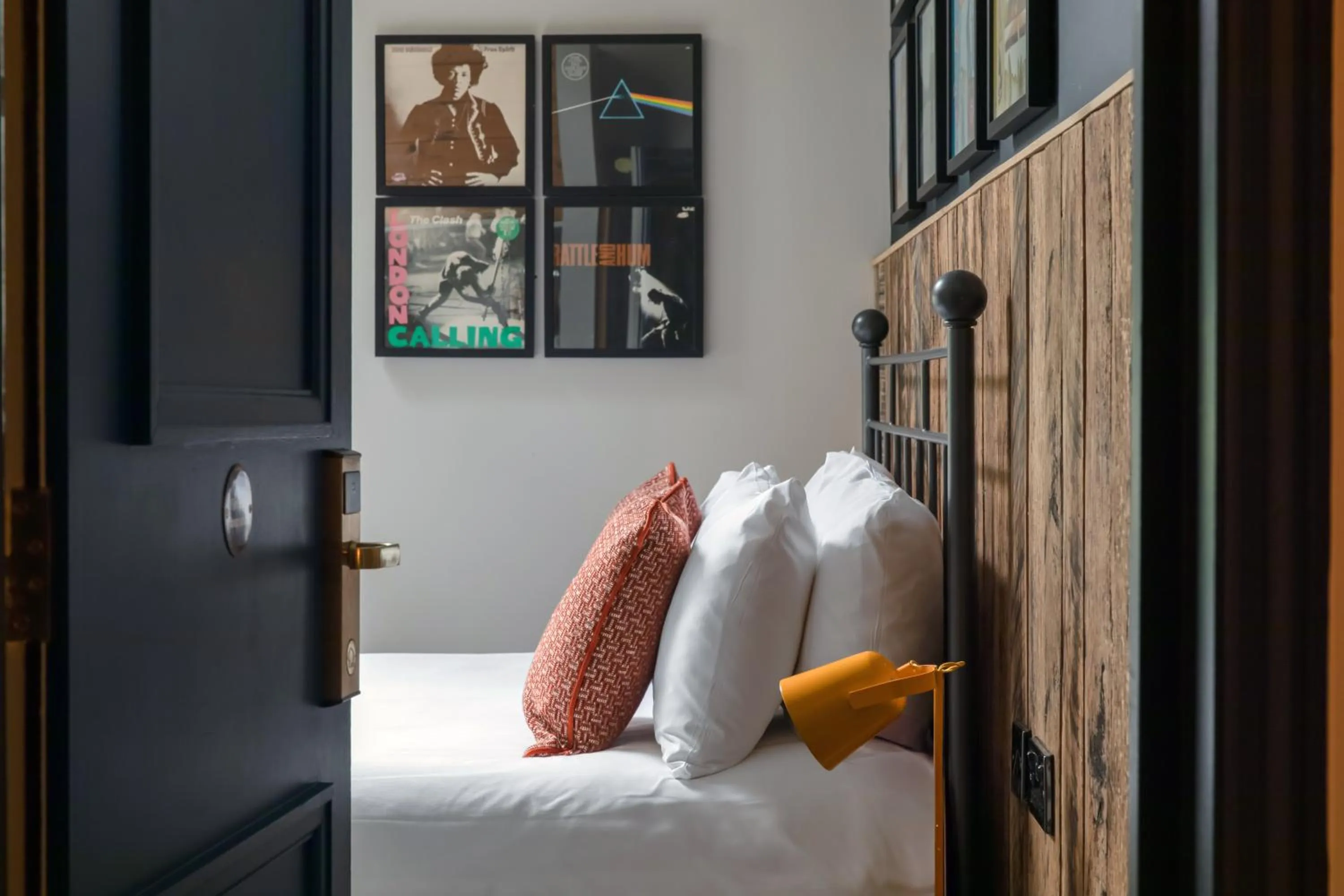 Bed in The Pilot Inn