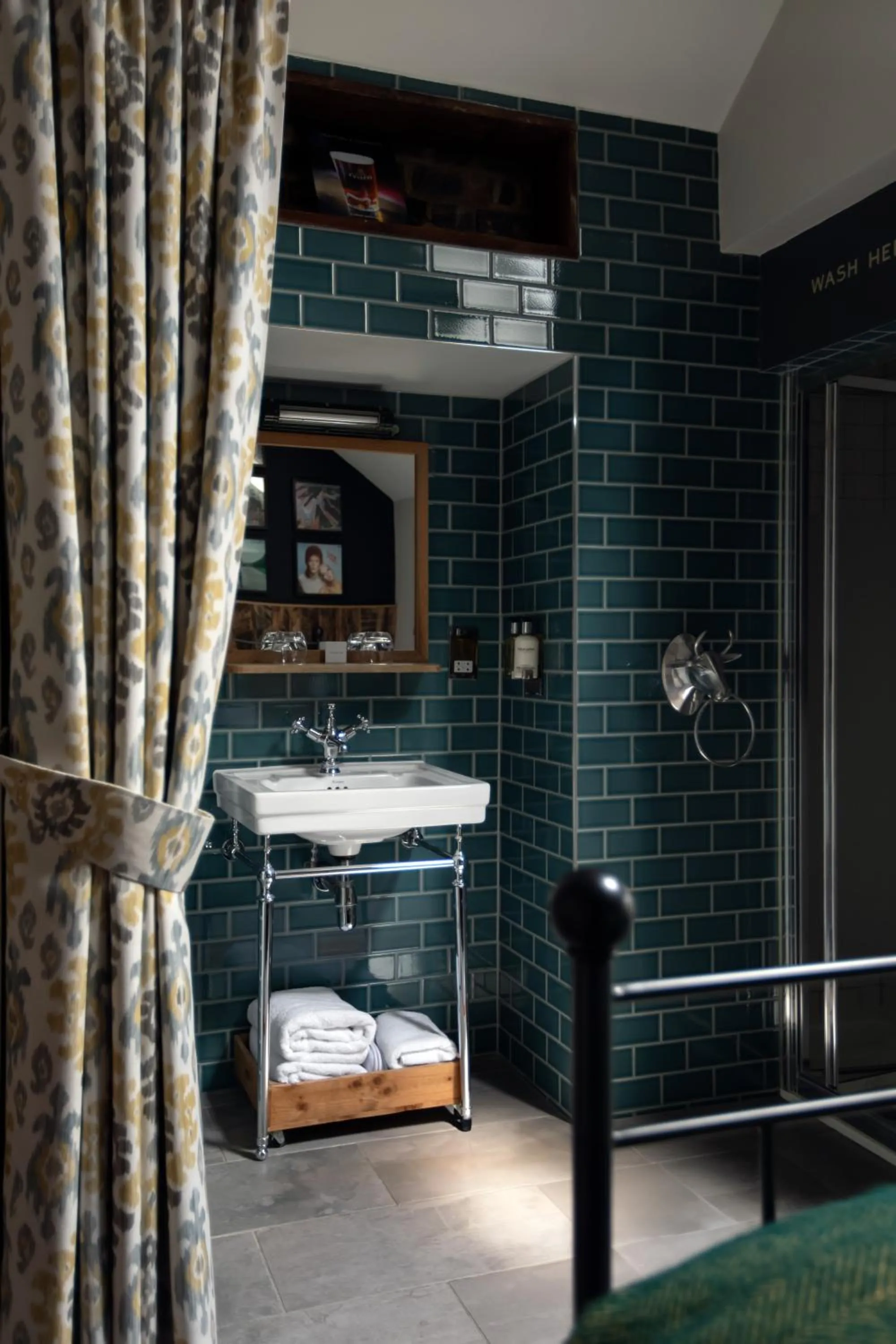 Bathroom, Bed in The Pilot Inn