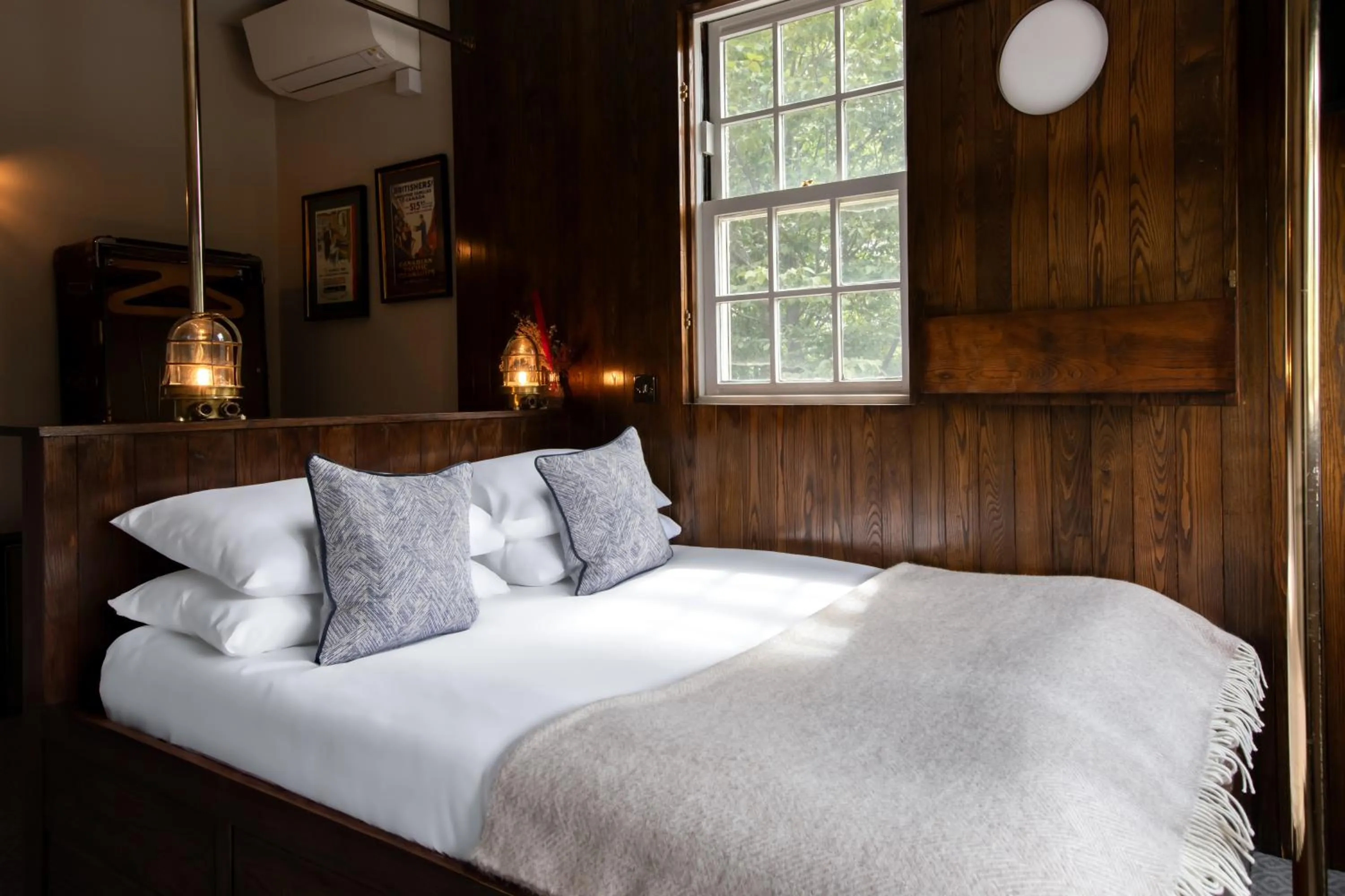 Bedroom, Bed in The Pilot Inn