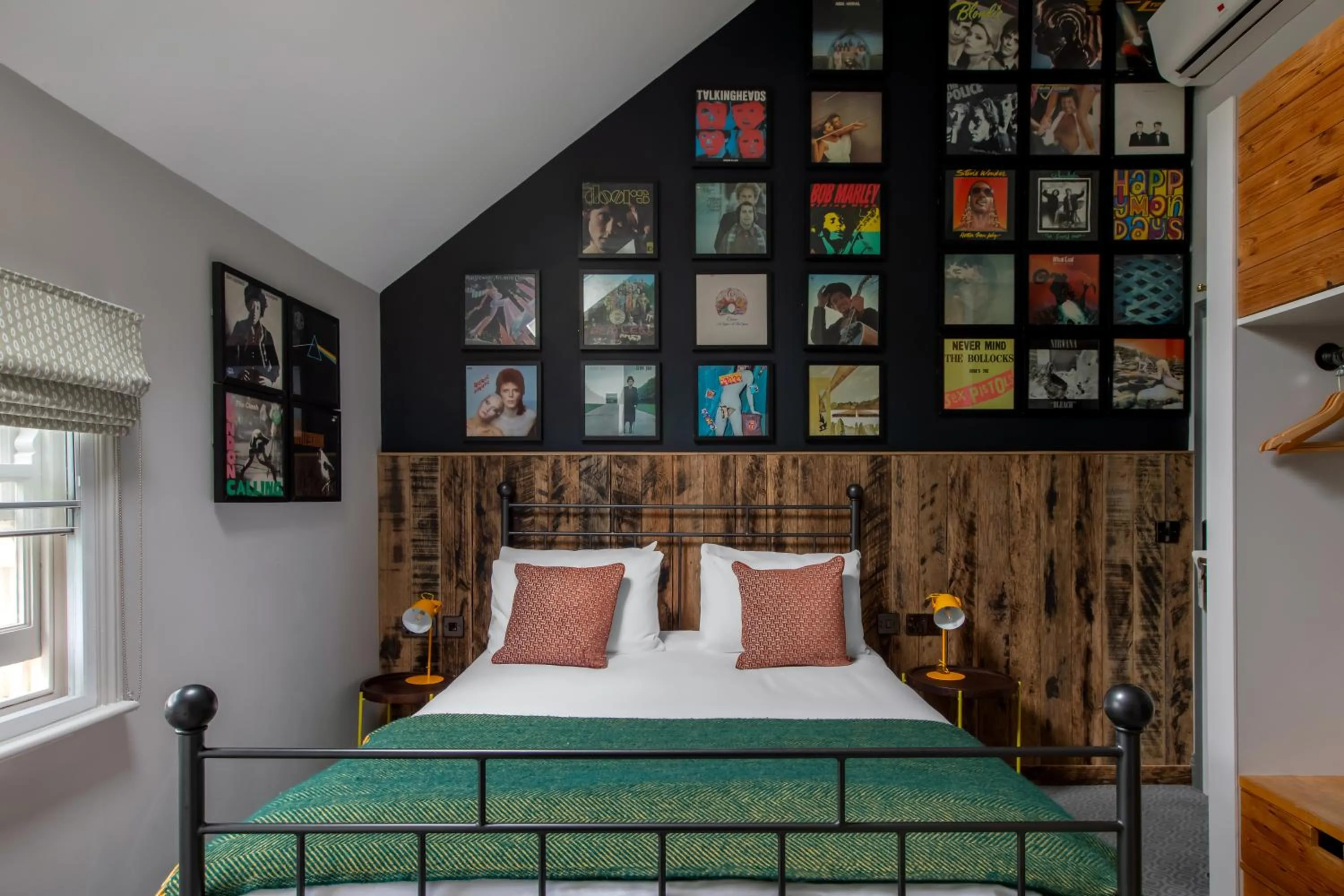 Bedroom, Bed in The Pilot Inn