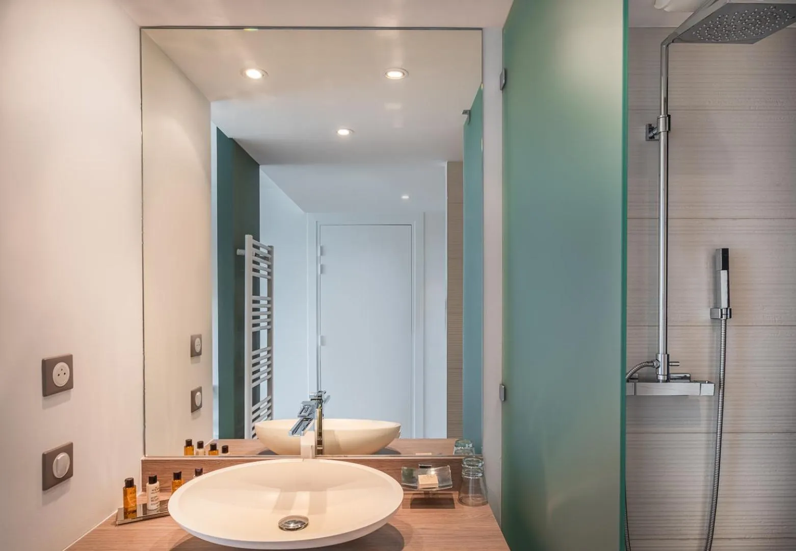 Shower in Hôtel & Spa Le Grand Large