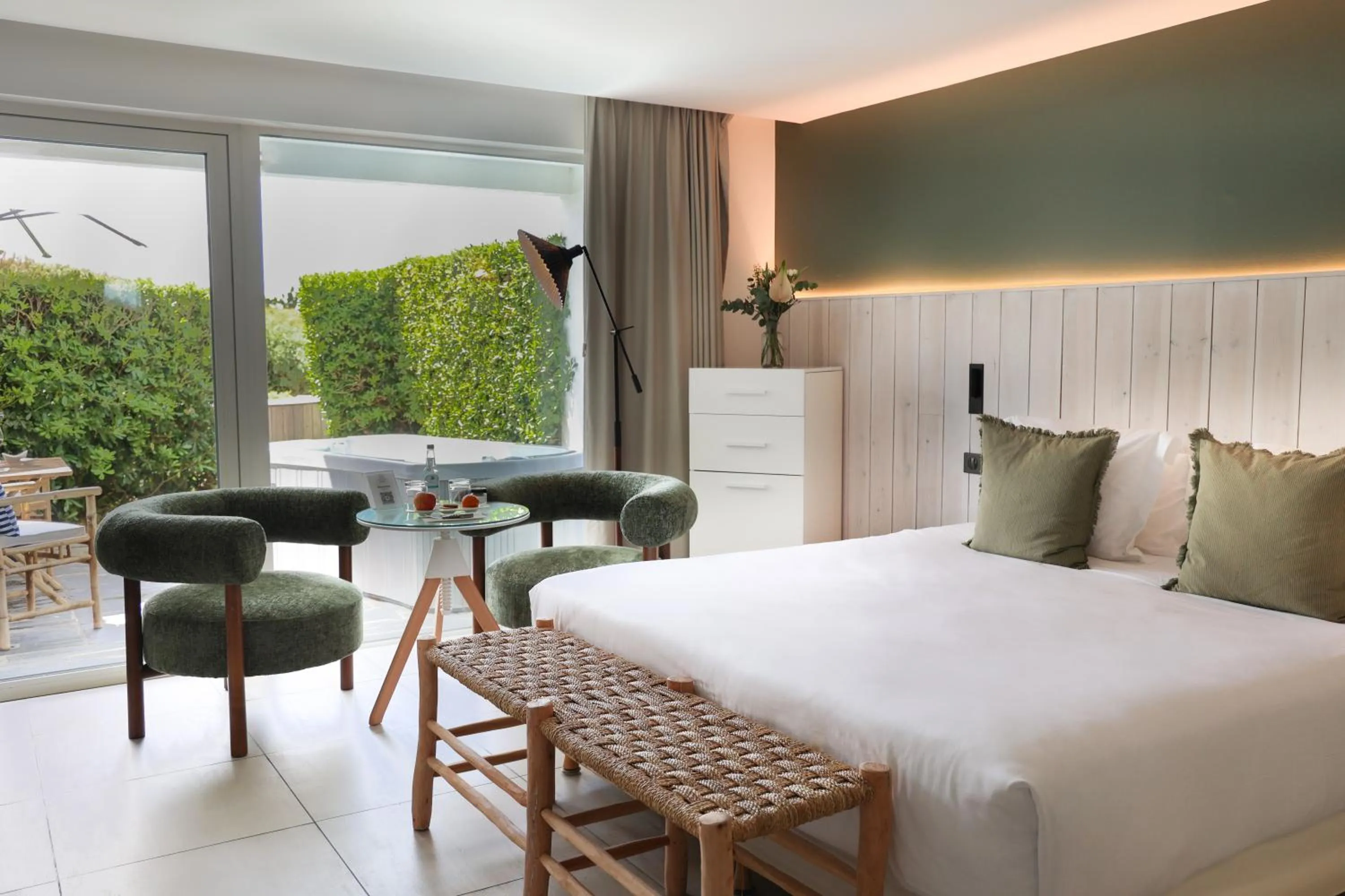 Patio, Bed in Hôtel & Spa Le Grand Large