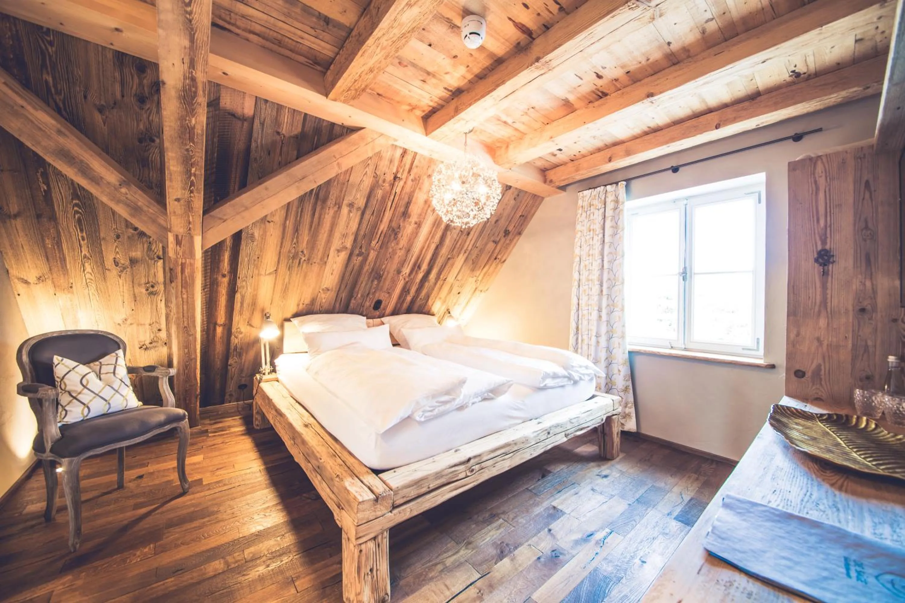 Photo of the whole room, Bed in die Säge