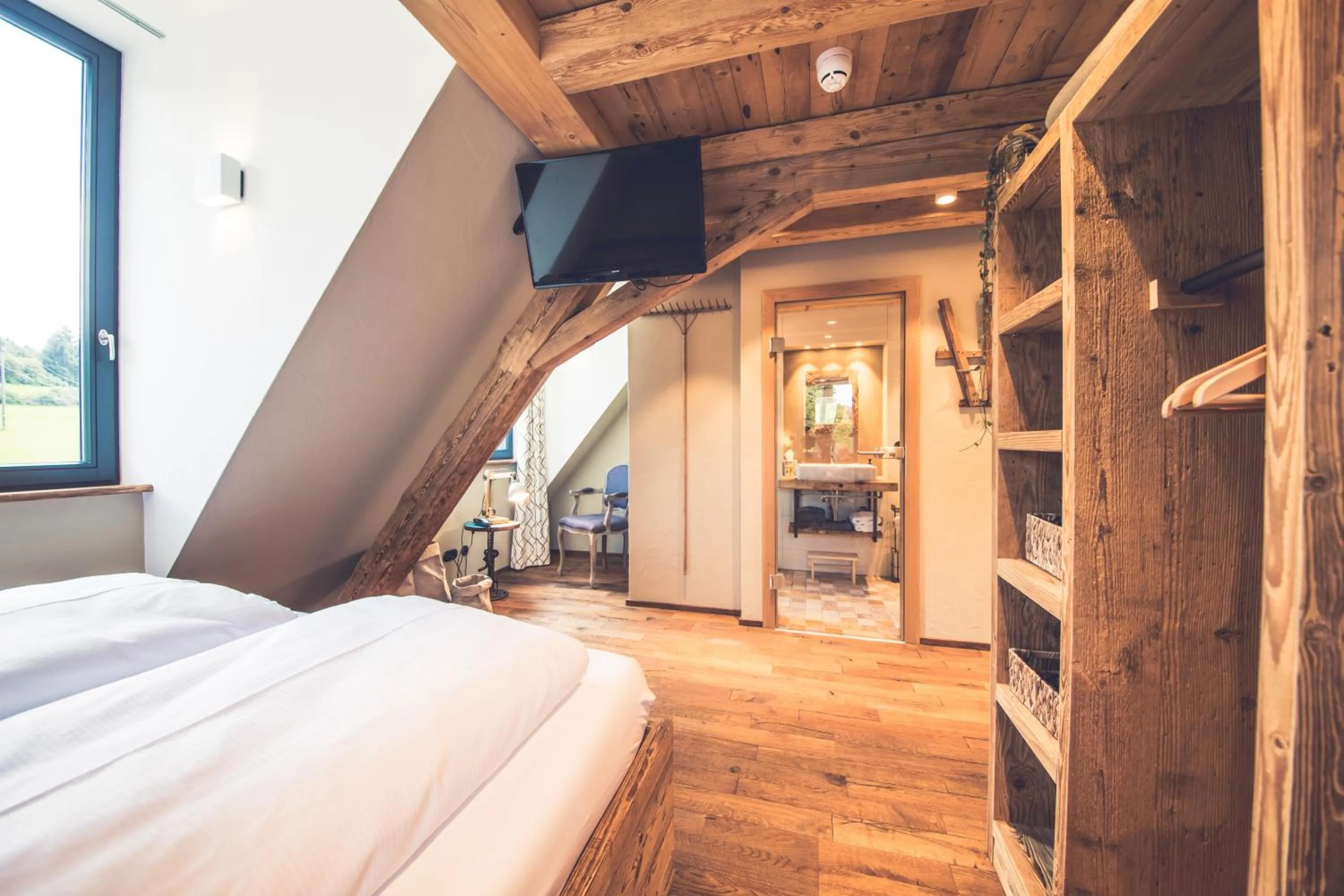 Photo of the whole room, Bed in die Säge