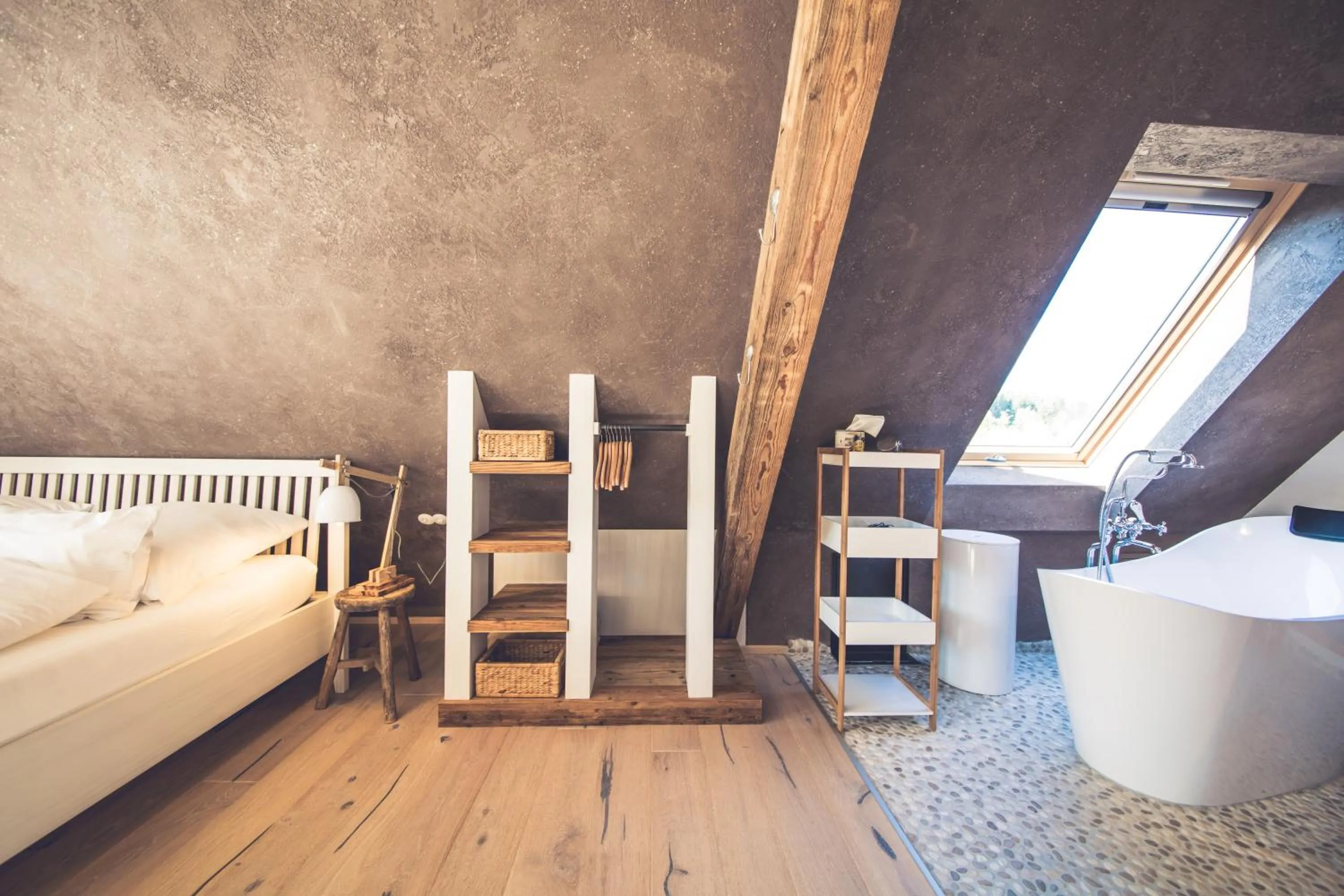 Bedroom, Bed in die Säge