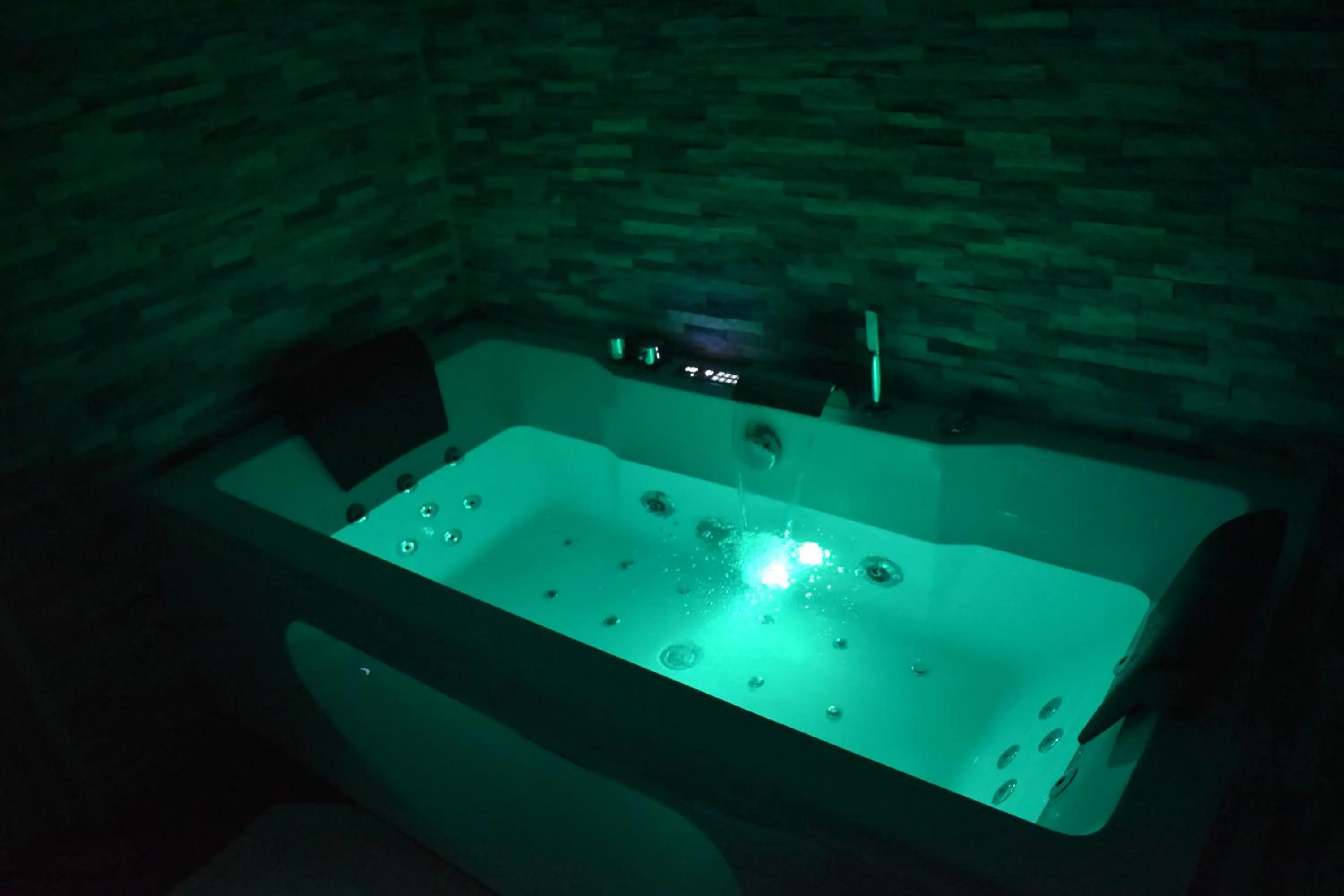 Spa and wellness centre/facilities in Logis Manoir de Fourcy