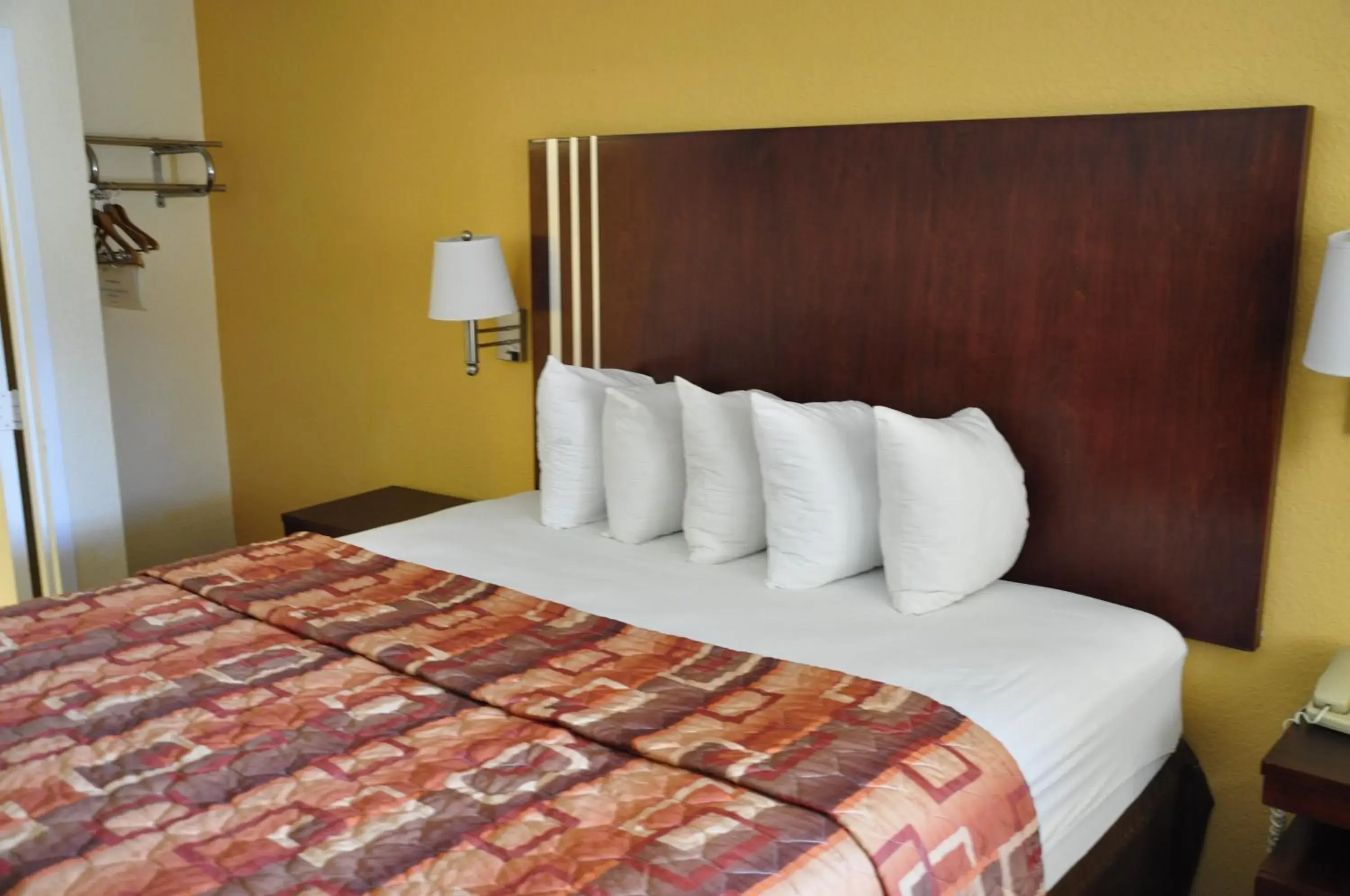 King Room with Roll-in Shower - Disability Access - Non-Smoking in Motel 6-Little Rock, AR - Airport King Room with Roll-in Shower - Disability Access - Non-Smoking in Motel 6-Little Rock, AR - Airport