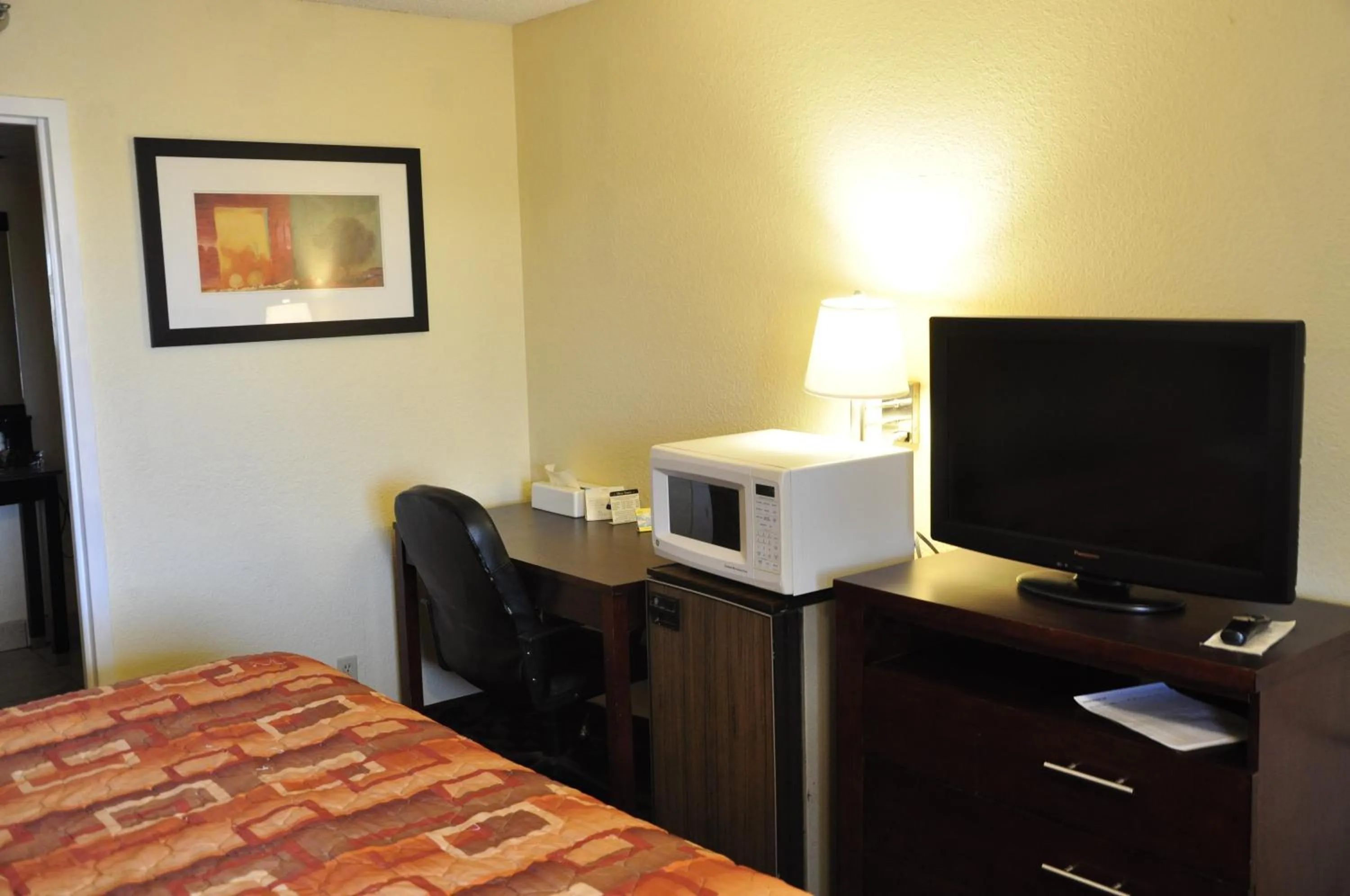 TV and multimedia, Bed in Motel 6-Little Rock, AR - Airport