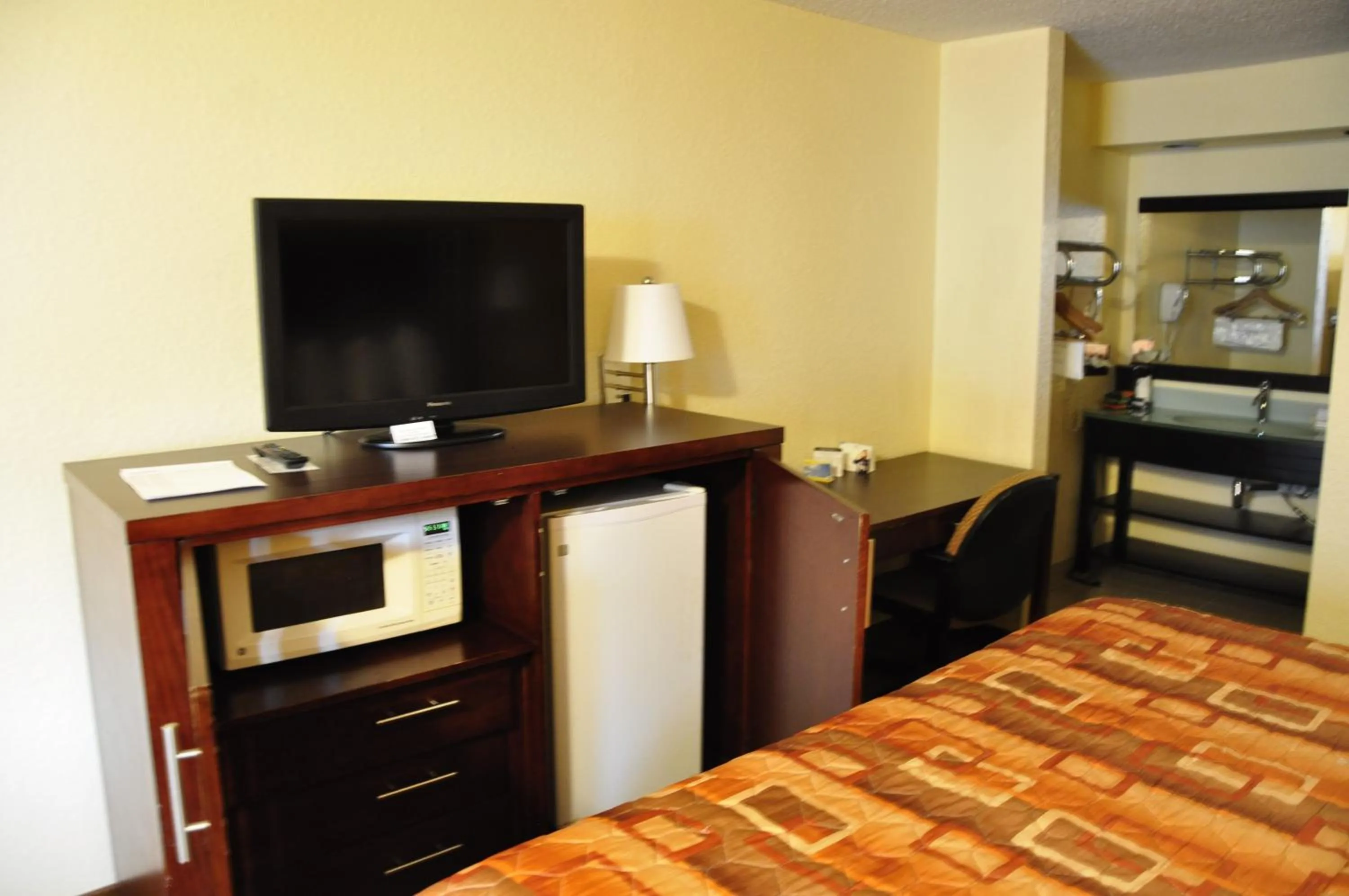 TV and multimedia, Bed in Motel 6-Little Rock, AR - Airport