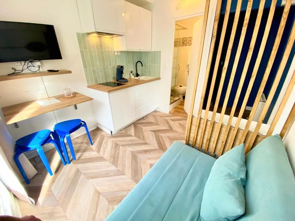 Kitchen or kitchenette in L'Escale Appartements et Suites en bord de Mer