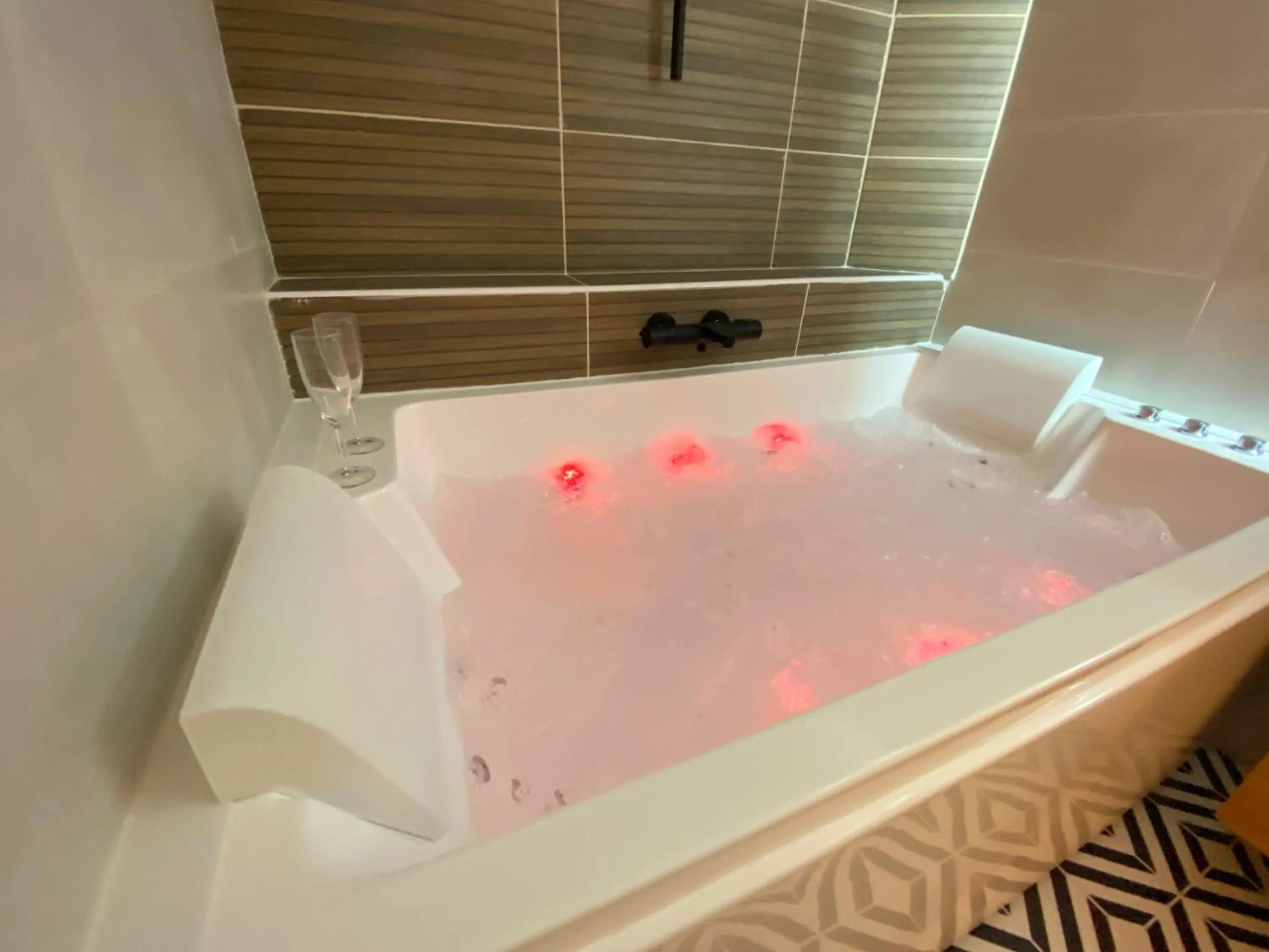 Hot Tub in L'Escale Appartements et Suites en bord de Mer