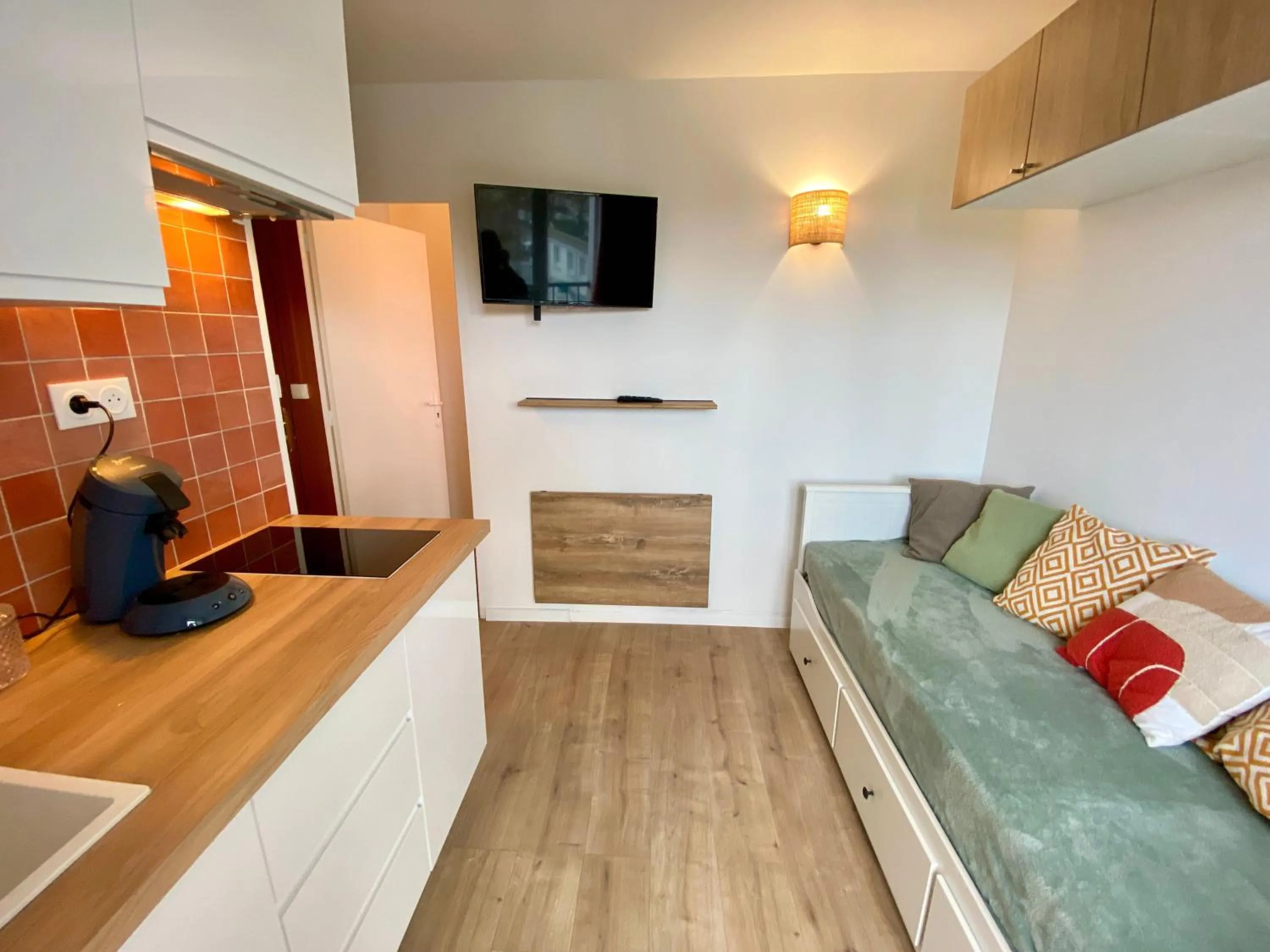 TV and multimedia in L'Escale Appartements et Suites en bord de Mer