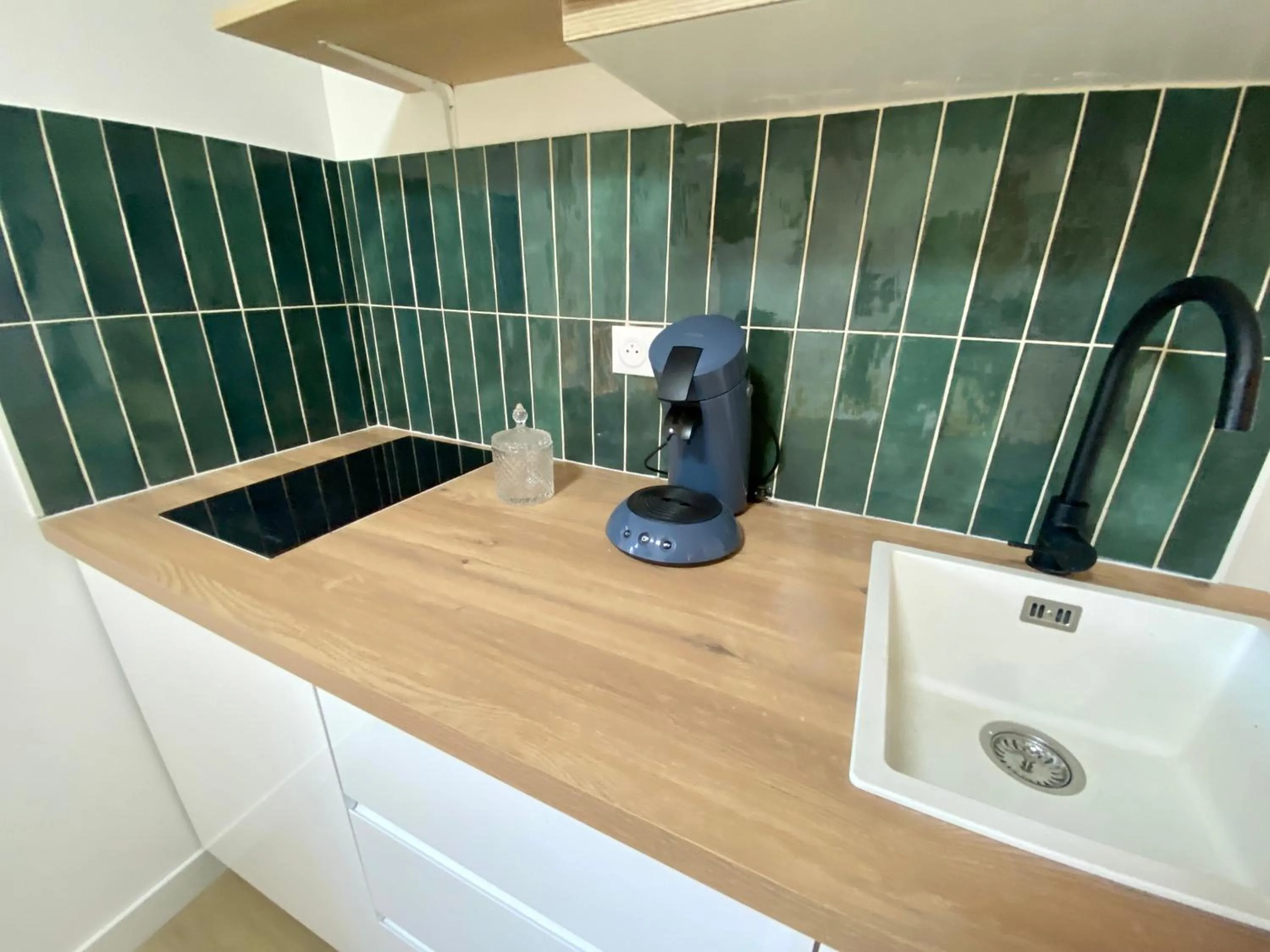 Coffee/tea facilities in L'Escale Appartements et Suites en bord de Mer