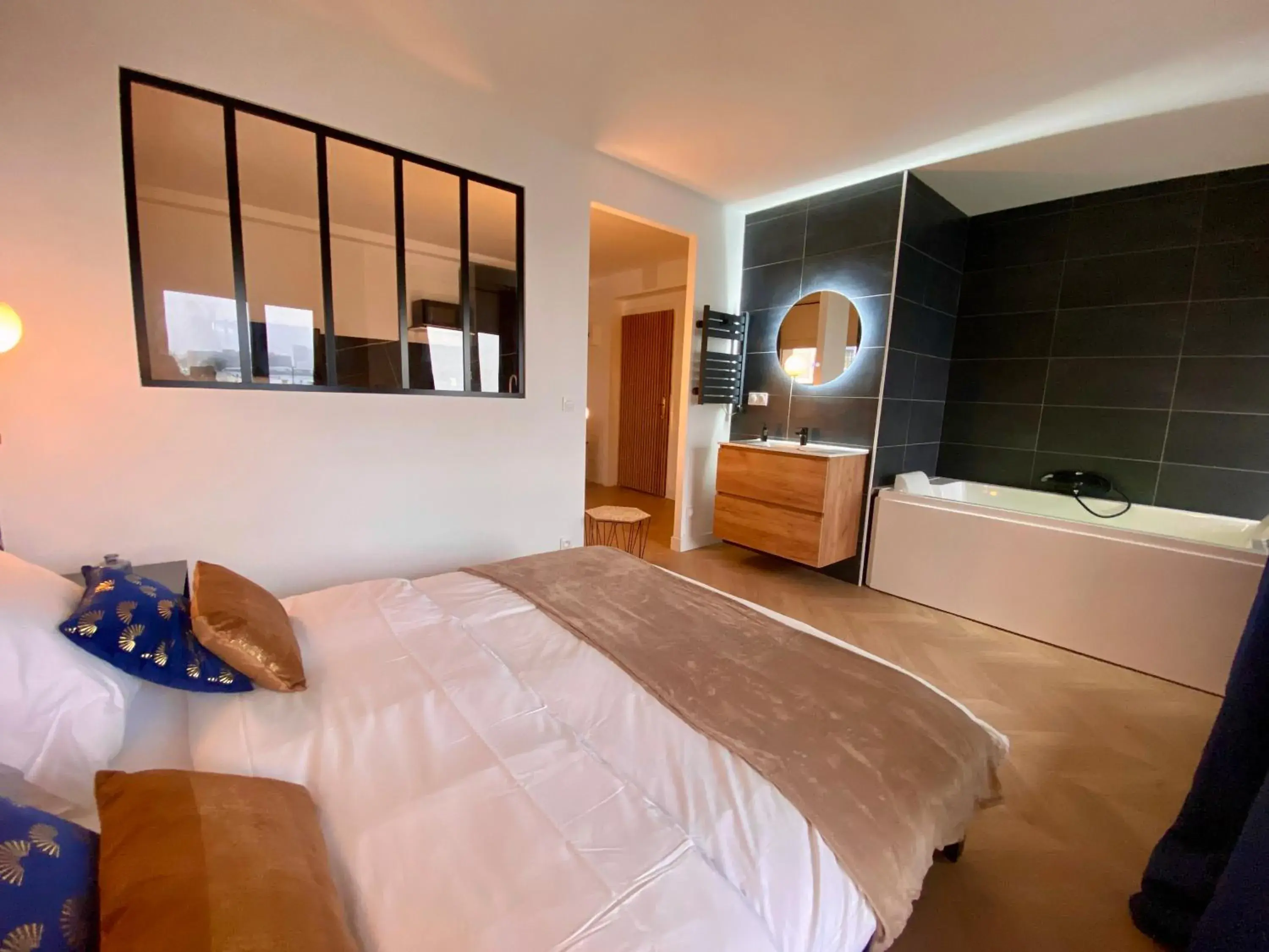 Deluxe Suite with Spa Bath in L'Escale Appartements et Suites en bord de Mer Deluxe Suite with Spa Bath in L'Escale Appartements et Suites en bord de Mer
