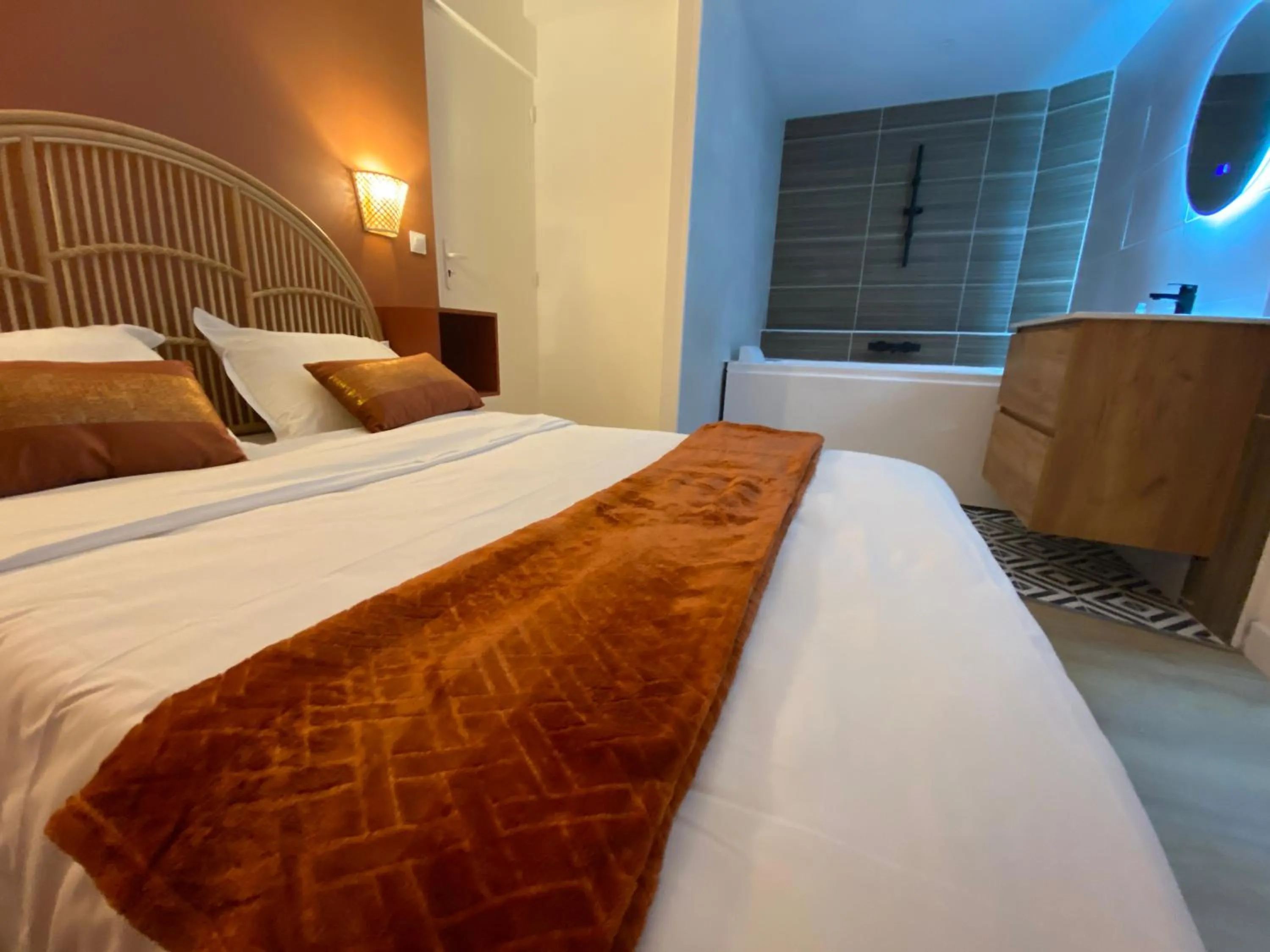 Bed in L'Escale Appartements et Suites en bord de Mer
