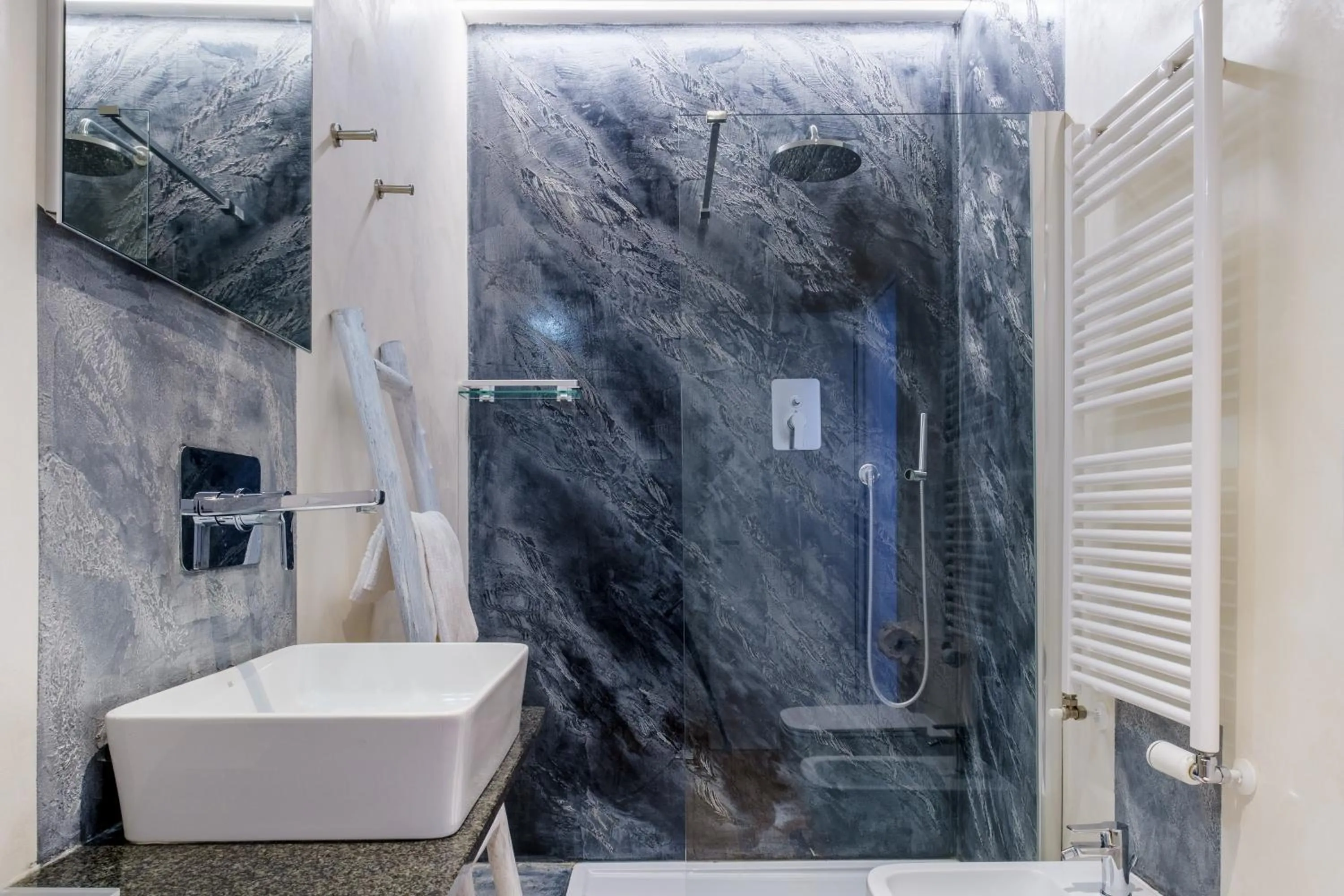 Bathroom in Tempobiancosuites