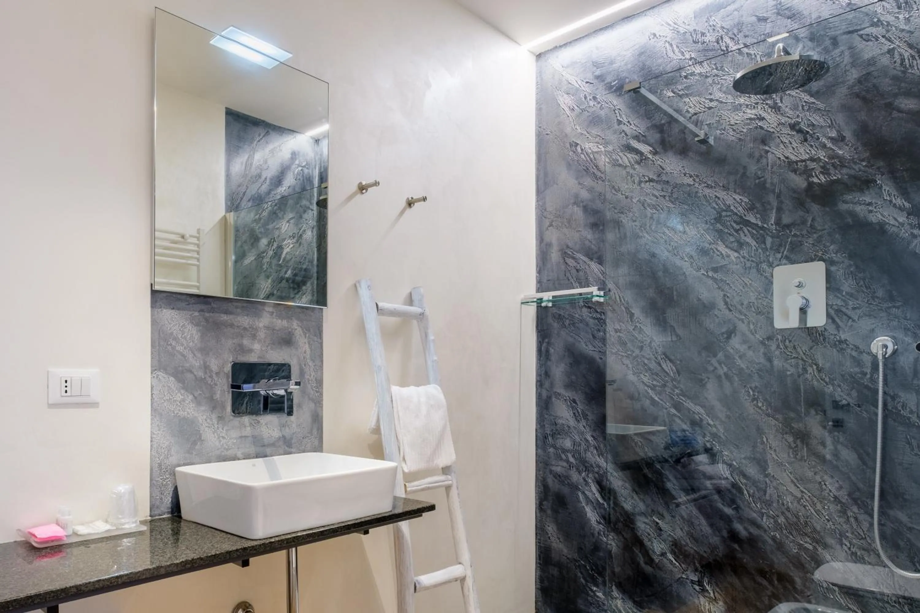 Bathroom in Tempobiancosuites