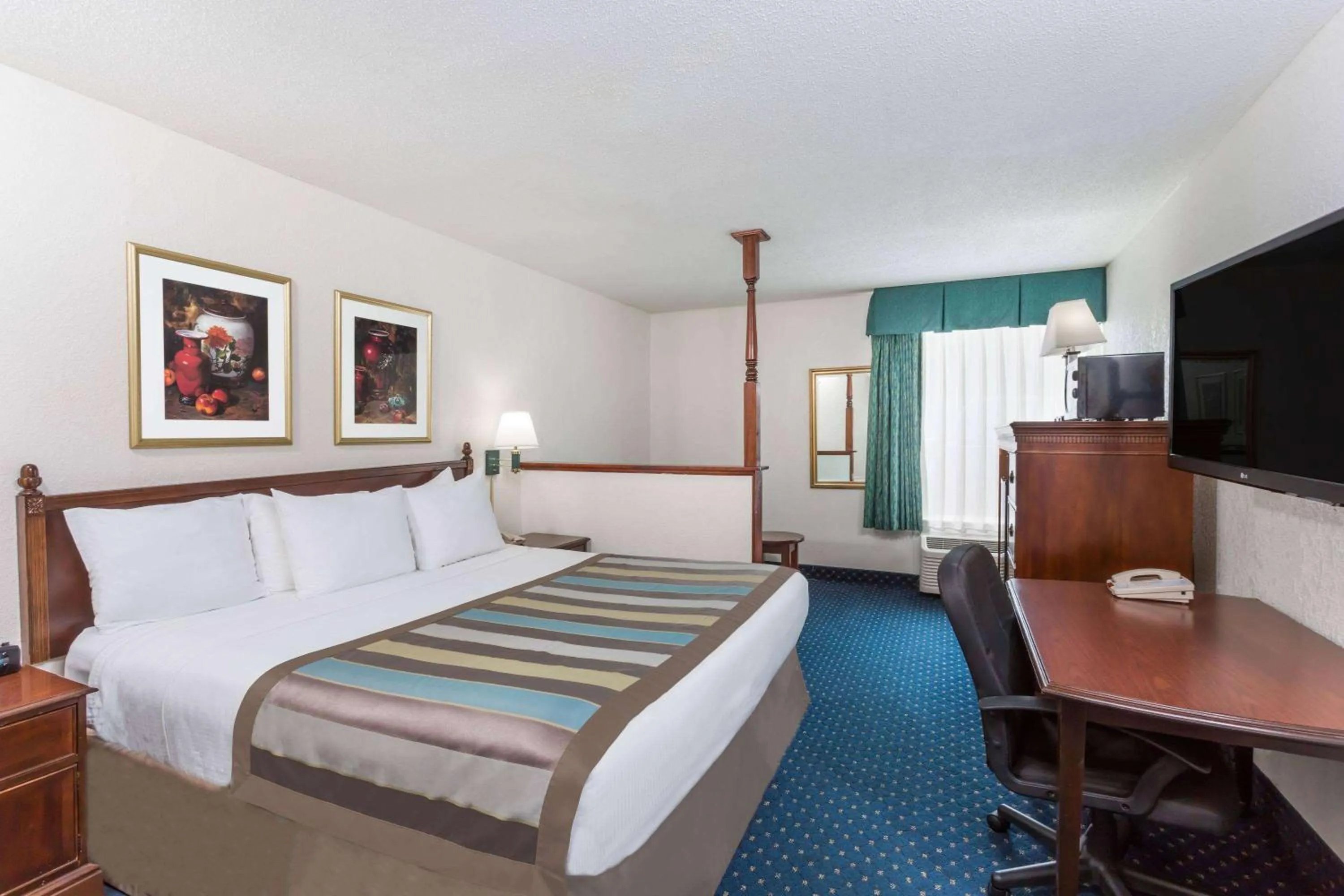 Photo of the whole room, Bed in Baymont by Wyndham Greensboro/Coliseum