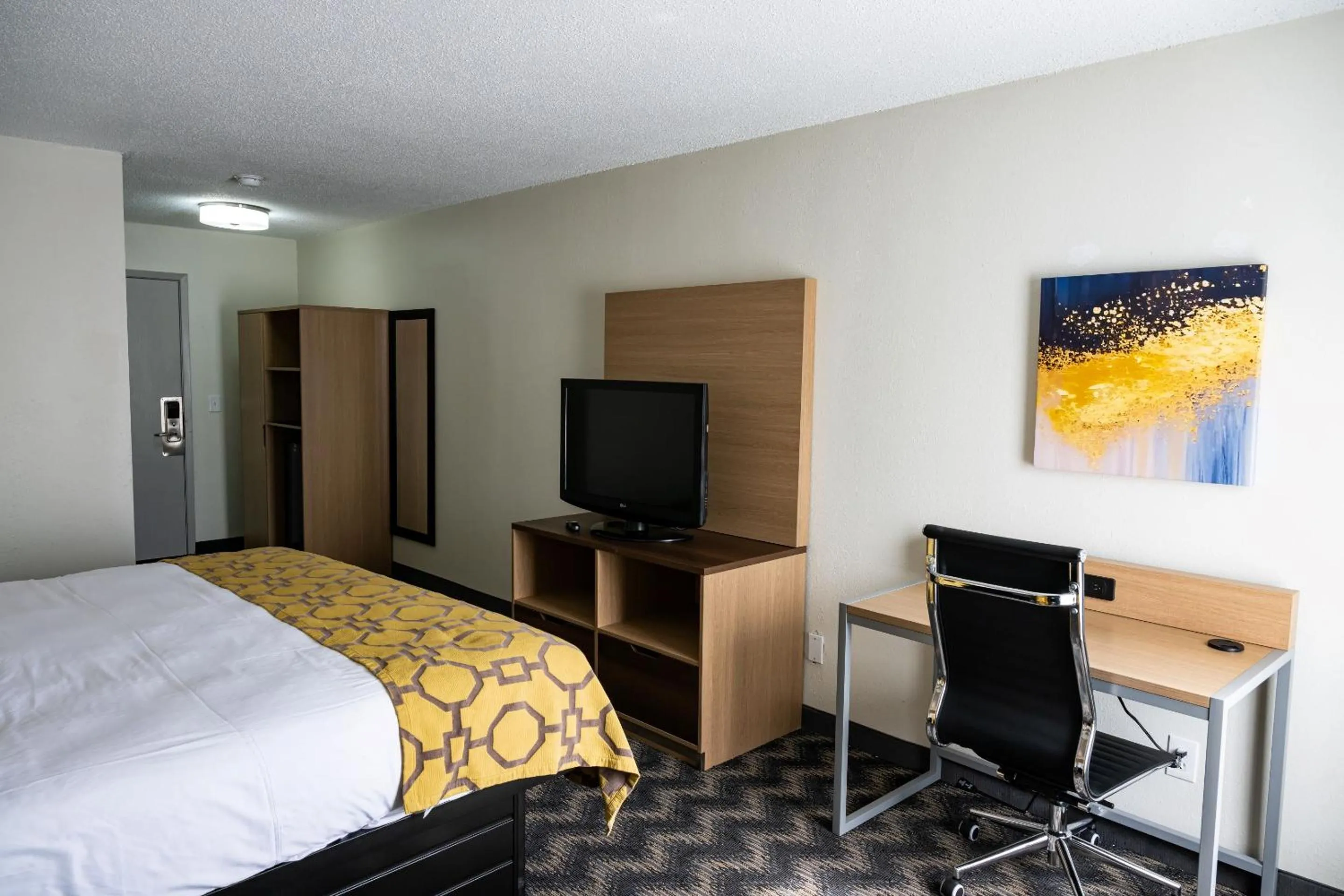 TV and multimedia, Bed in Baymont by Wyndham Greensboro/Coliseum
