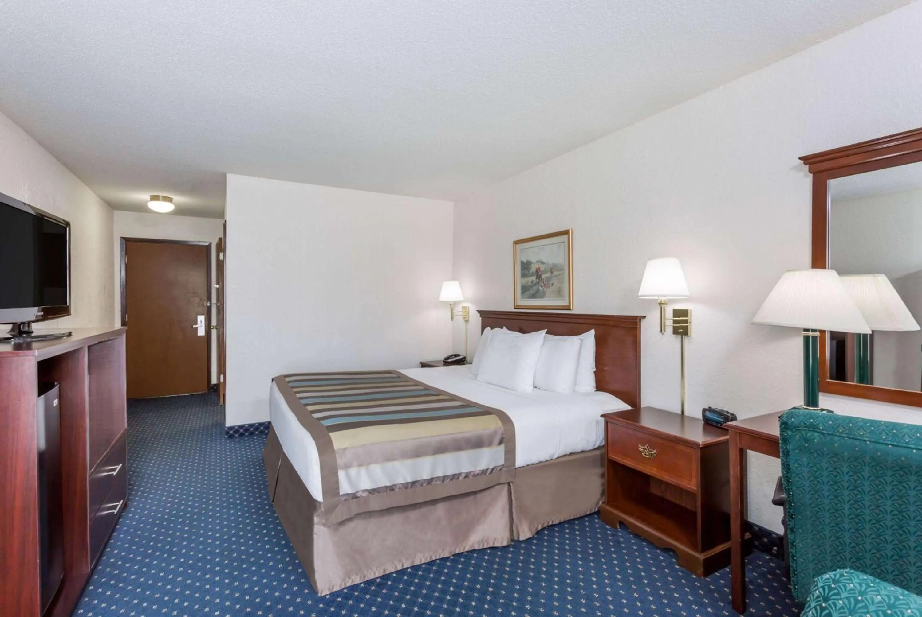 Photo of the whole room, Bed in Baymont by Wyndham Greensboro/Coliseum