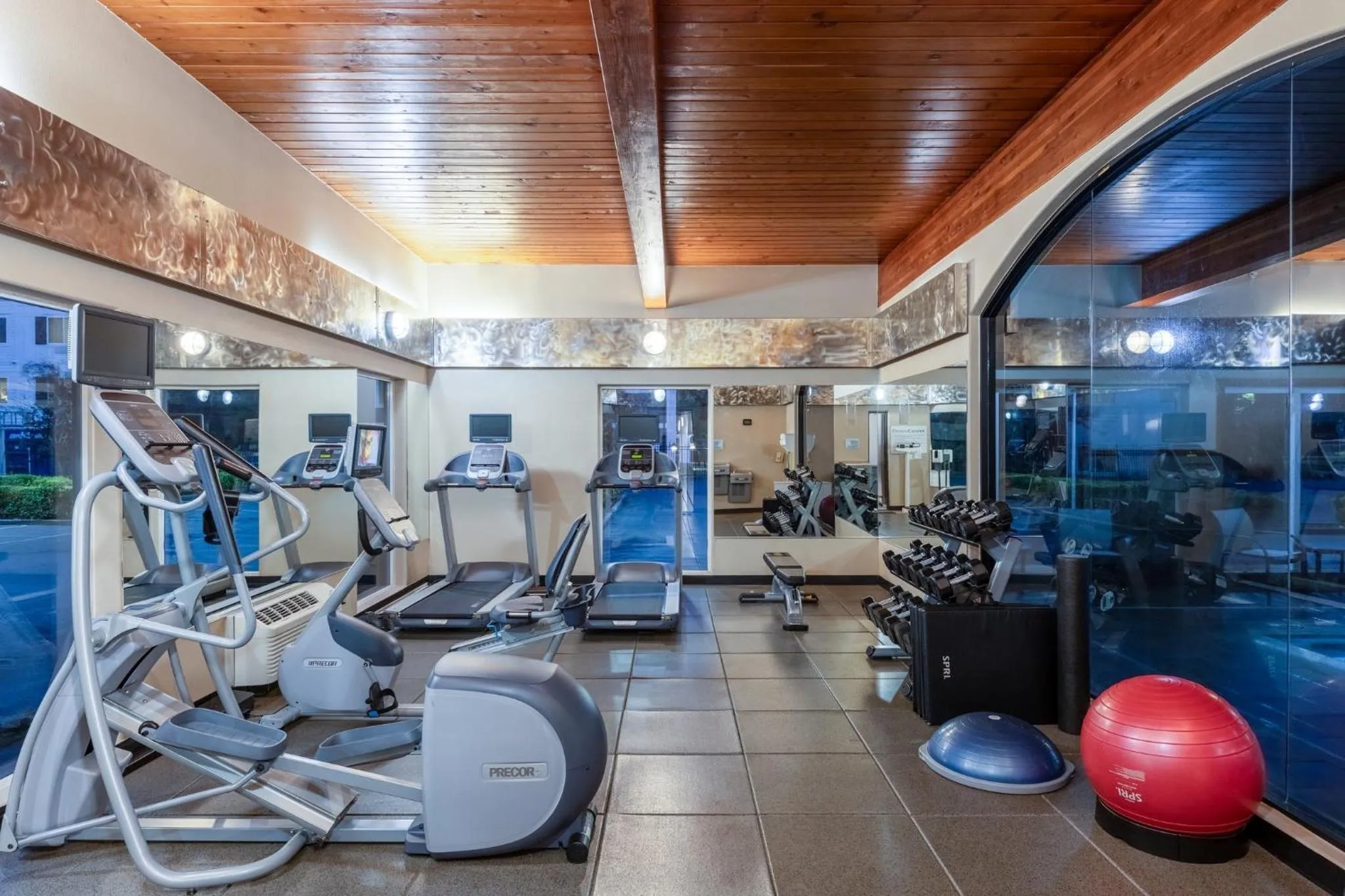Fitness centre/facilities in Holiday Inn Express Vancouver North by IHG