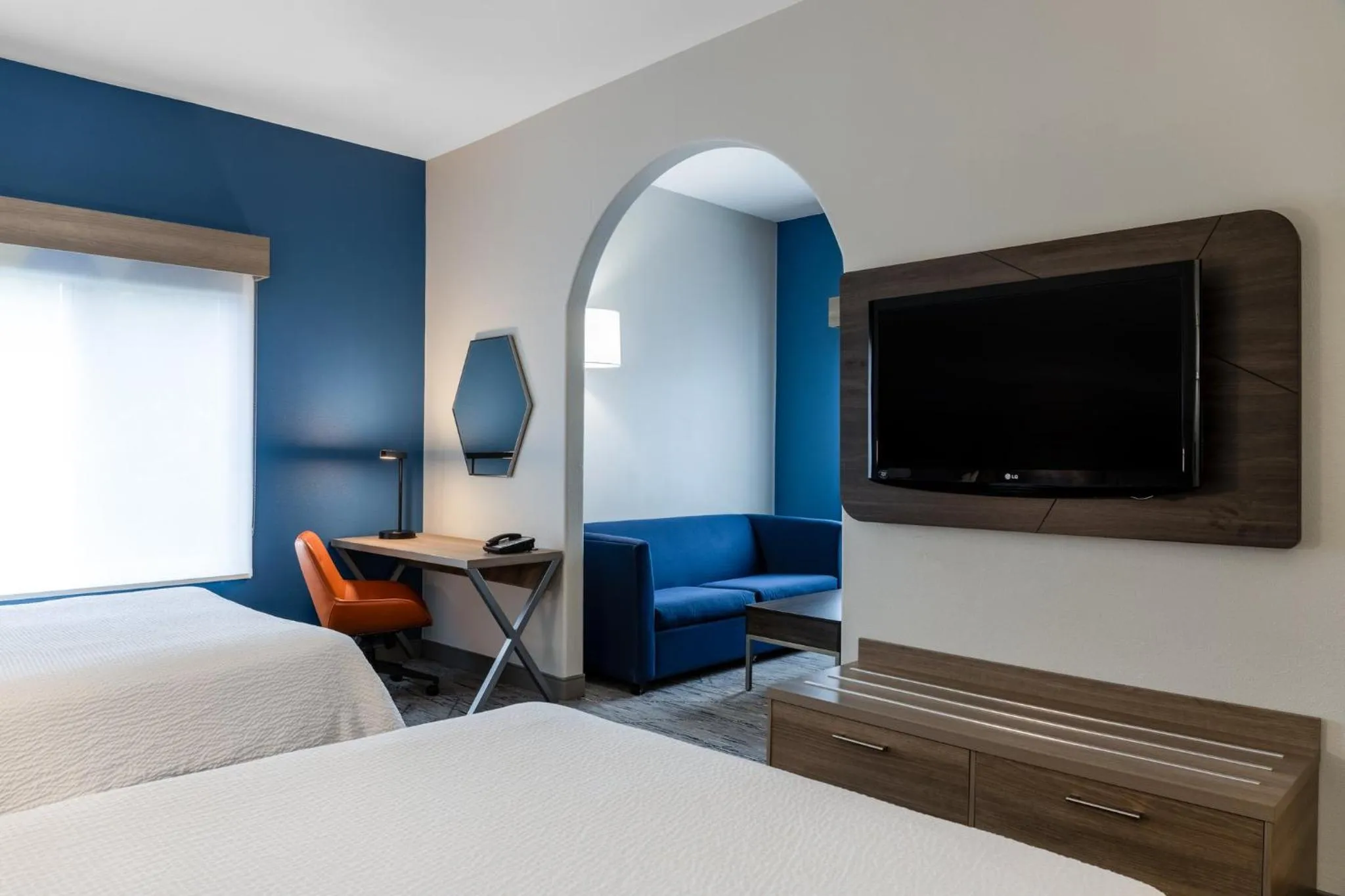 Photo of the whole room, Bed in Holiday Inn Express Vancouver North by IHG