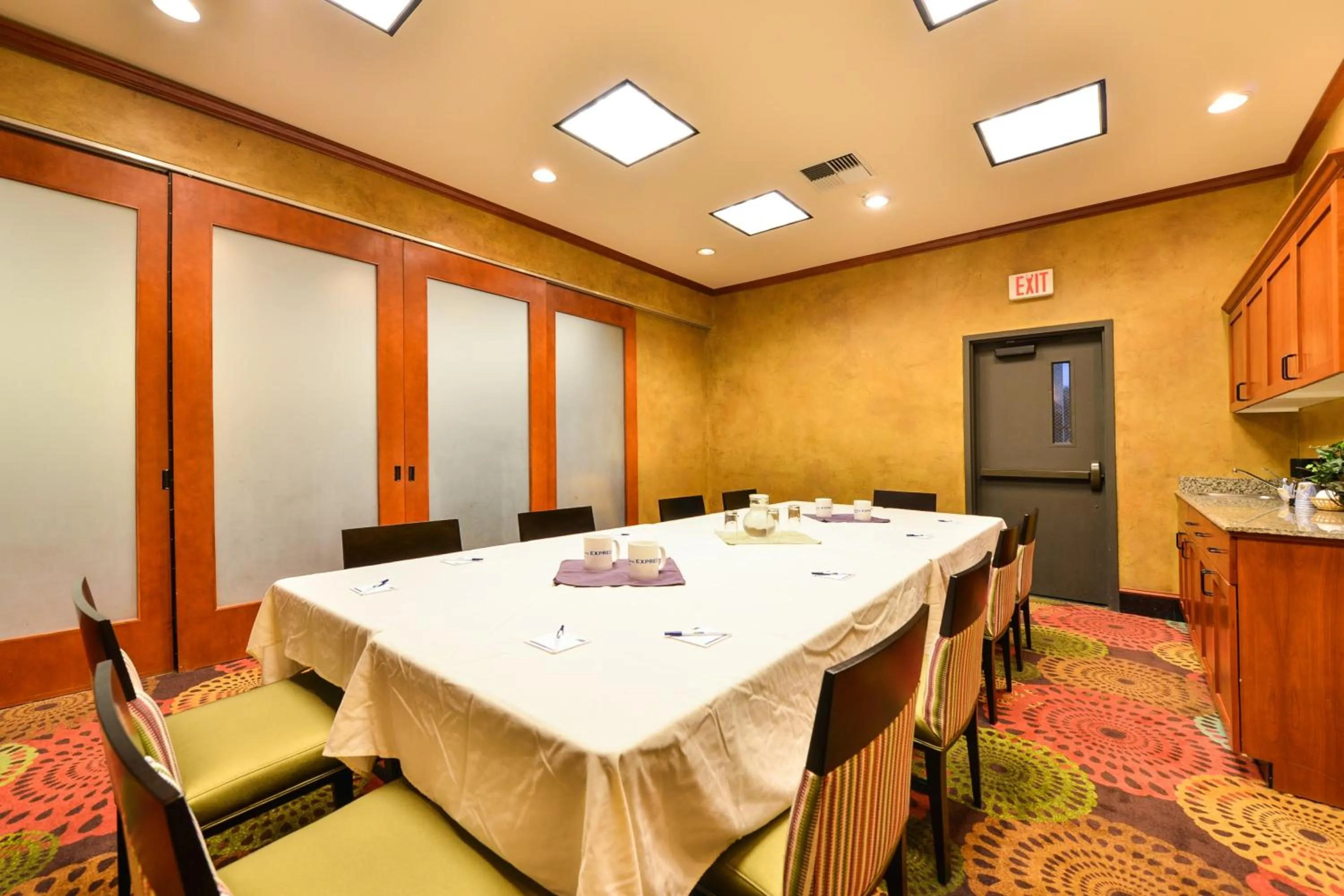 Meeting/conference room in Holiday Inn Express Vancouver North by IHG