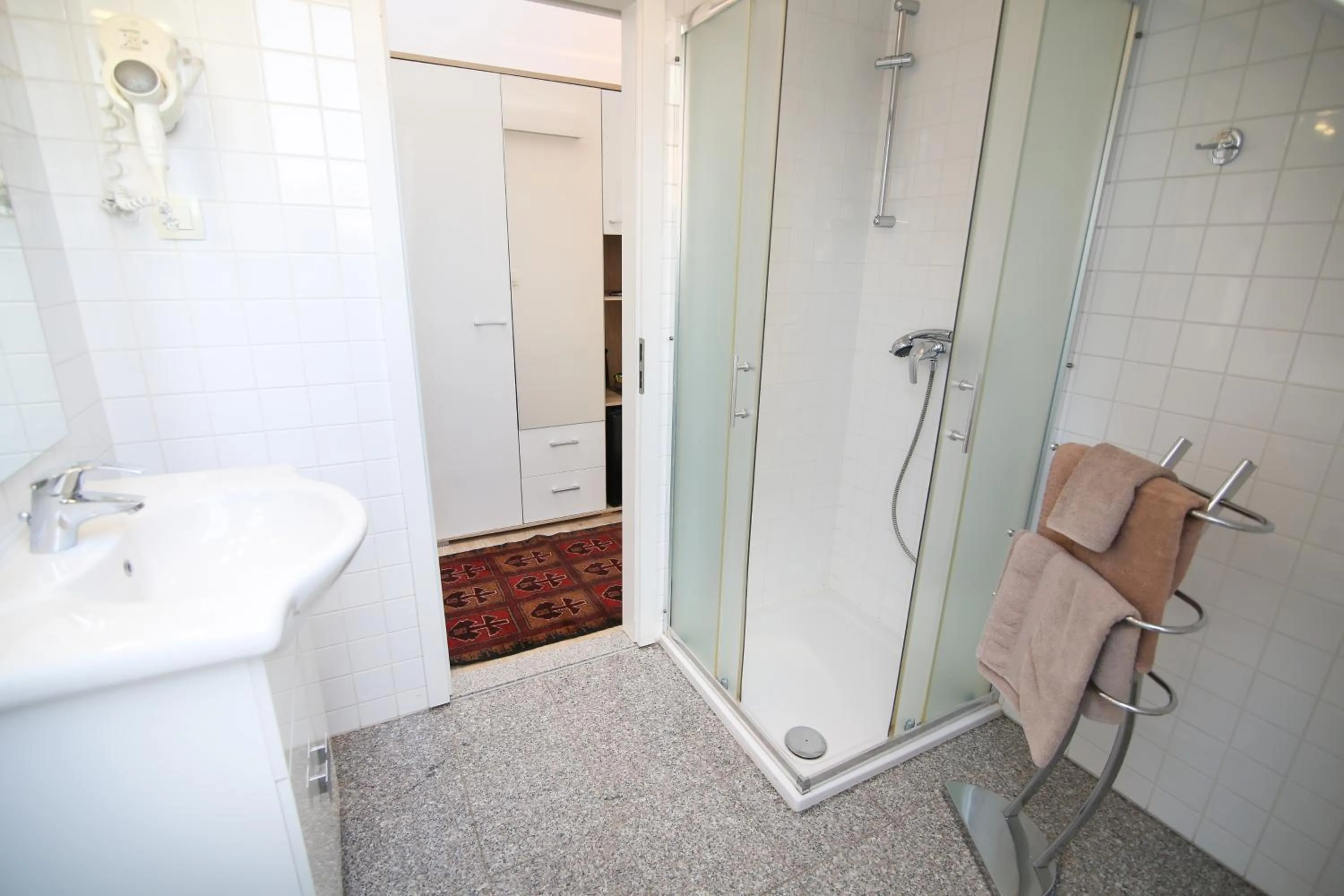 Shower in Hotel Katrca