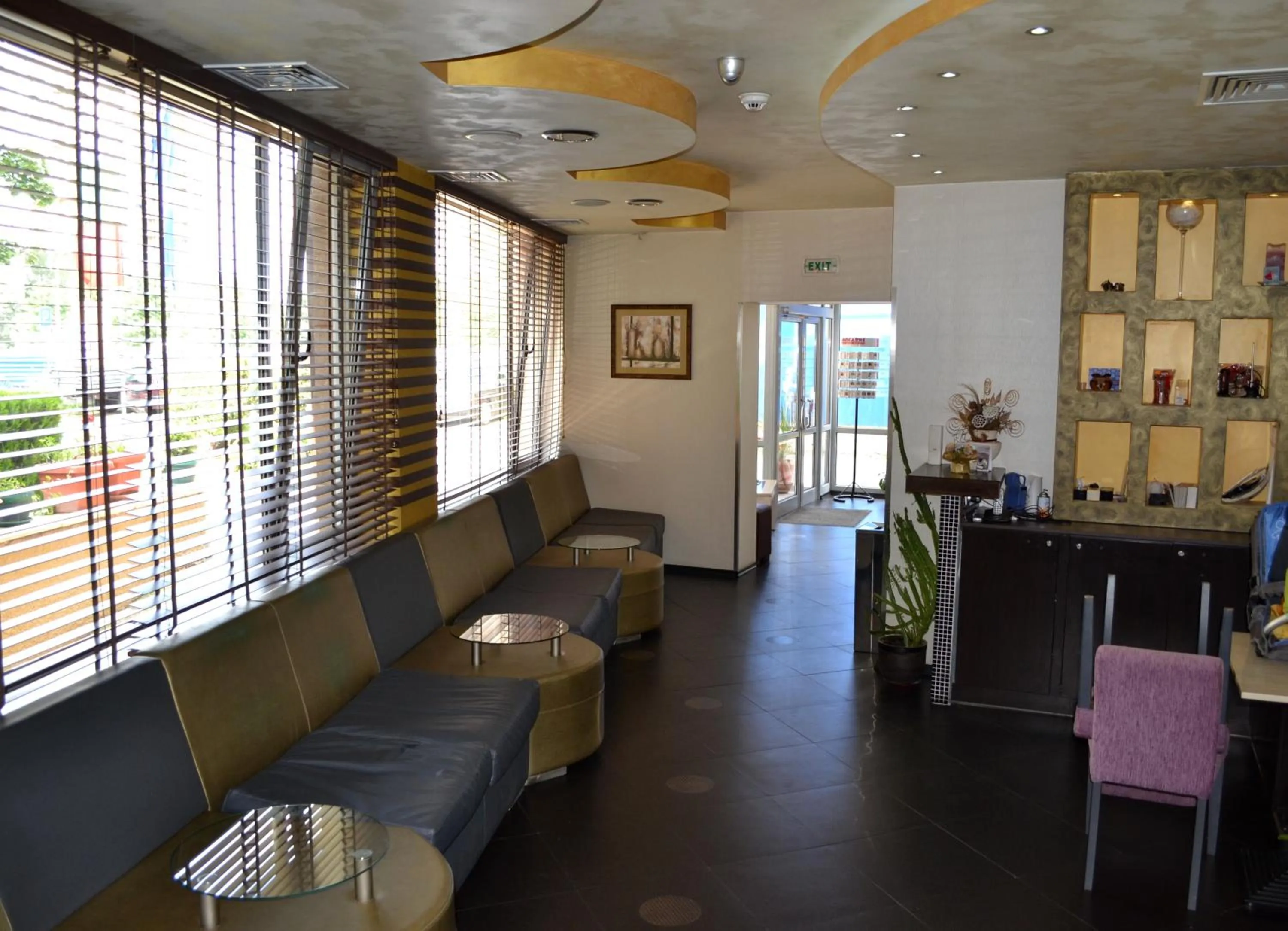 Restaurant/places to eat in Elate Plaza Hotel