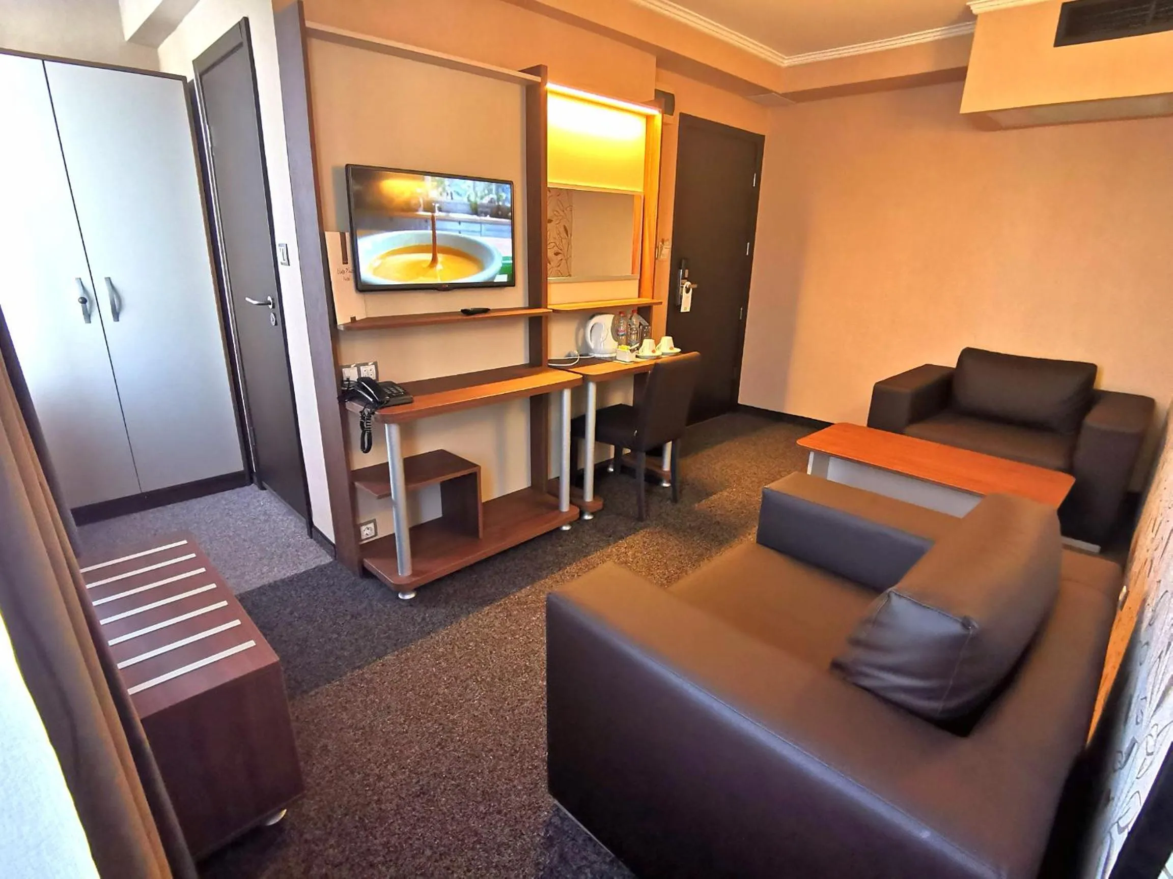 Communal lounge/ TV room in Elate Plaza Hotel