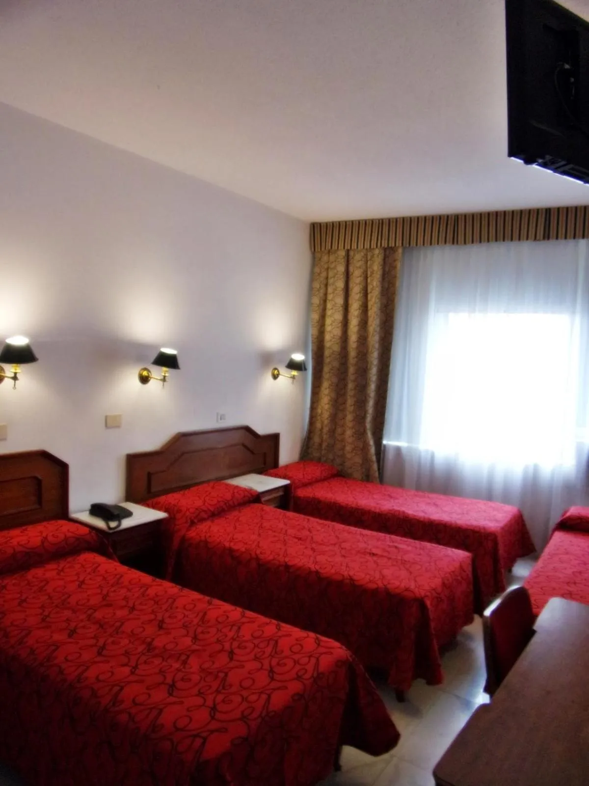 Photo of the whole room, Bed in Hotel Tres Sargentos