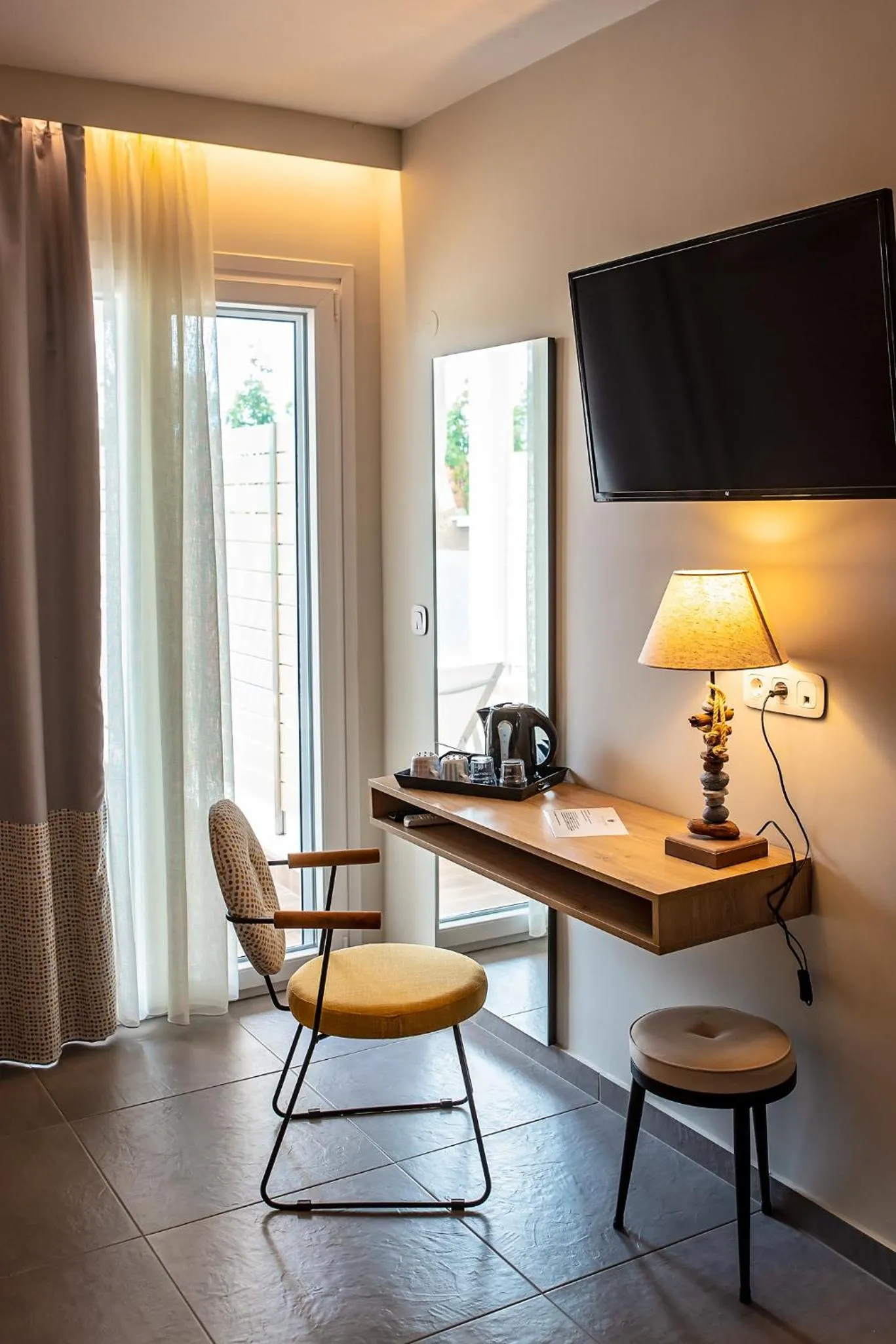 Photo of the whole room in Mythic Summer Hotel