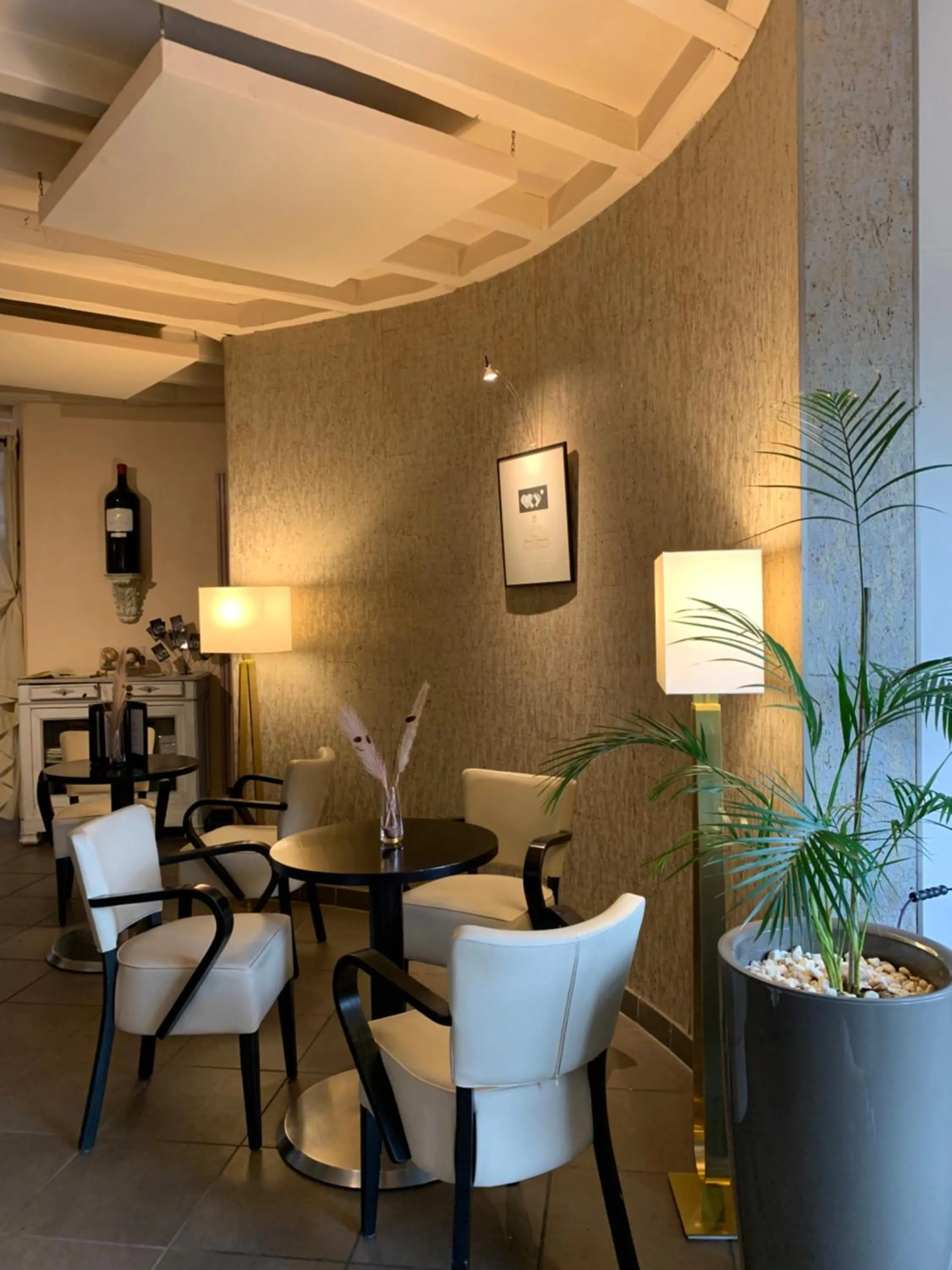 Lounge or bar in Les Criquets Hôtel & Spa