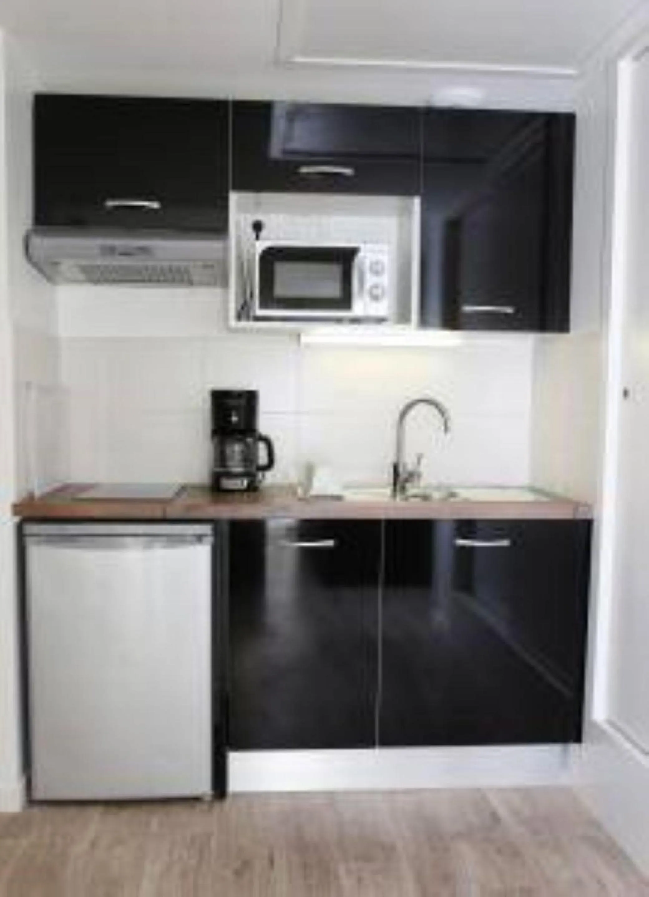 Kitchen or kitchenette in Les Criquets Hôtel & Spa